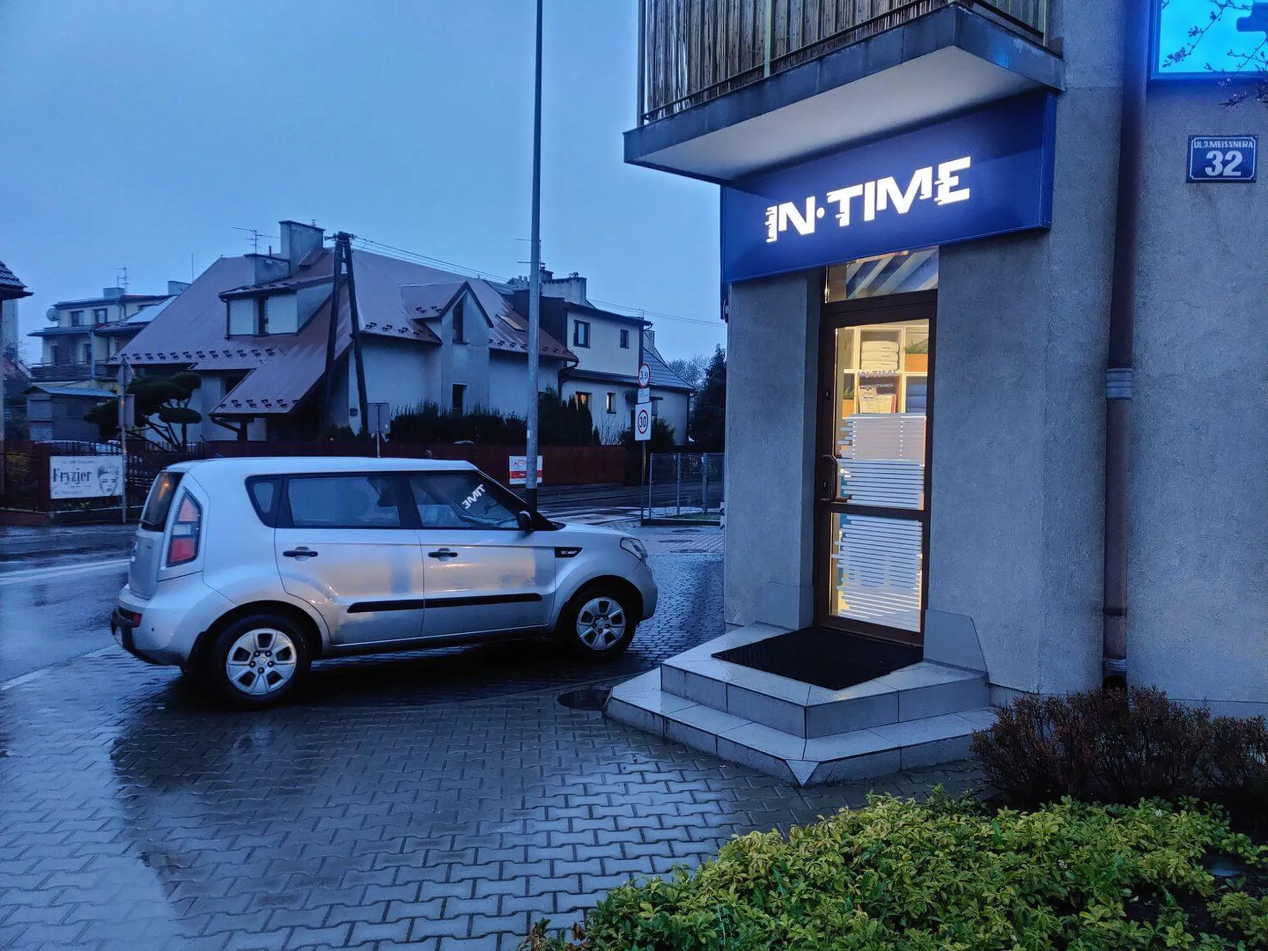 Król musi zaparkować pod drzwiami kosztem pieszych.