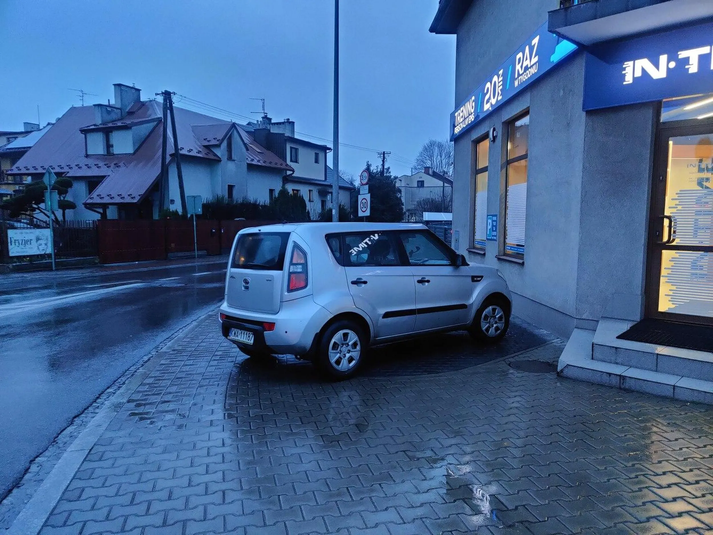 Król musi zaparkować pod drzwiami kosztem pieszych.