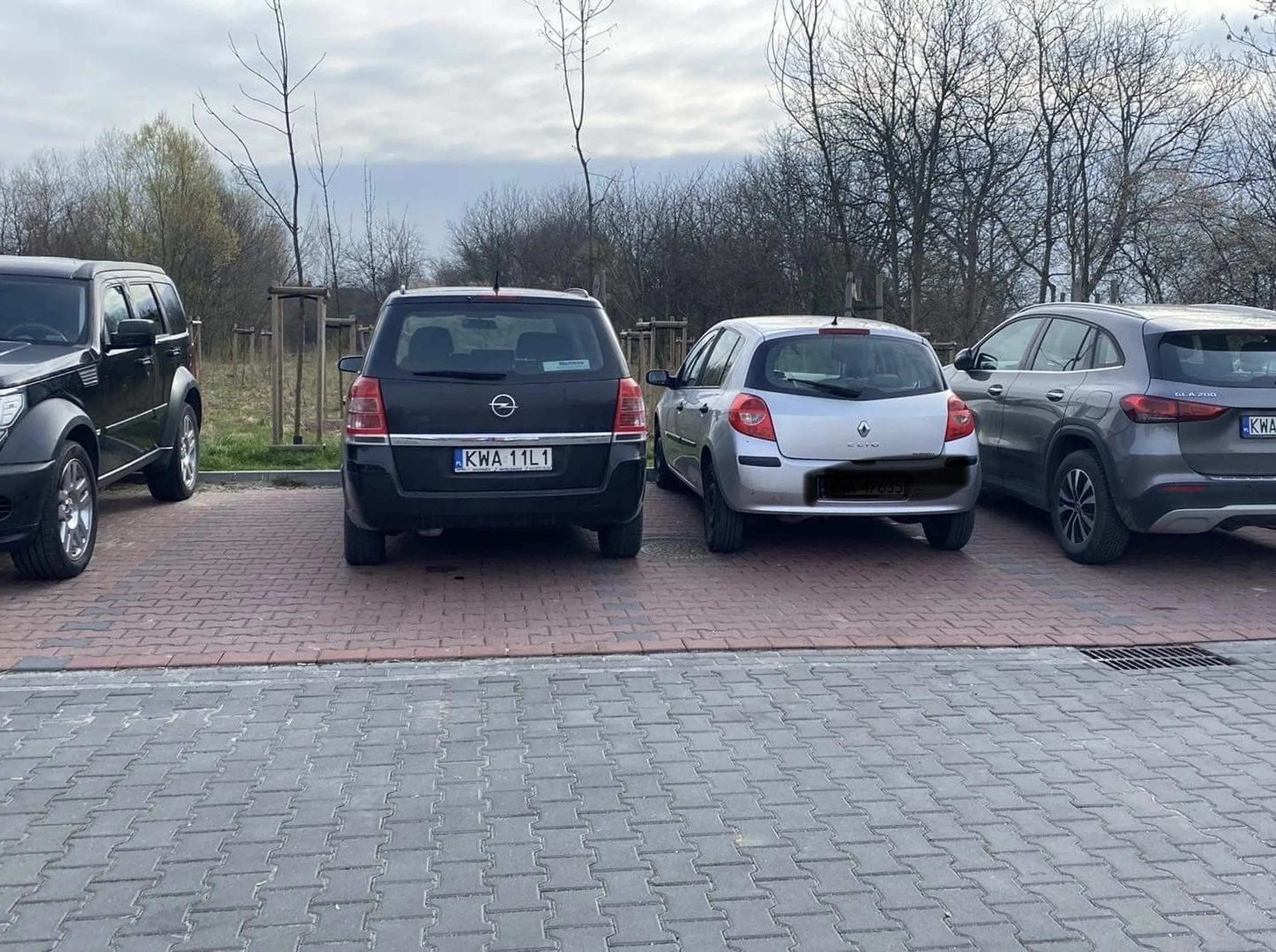 Kierowca zabiera innym miejsca , chyba trudno wycelować w linie