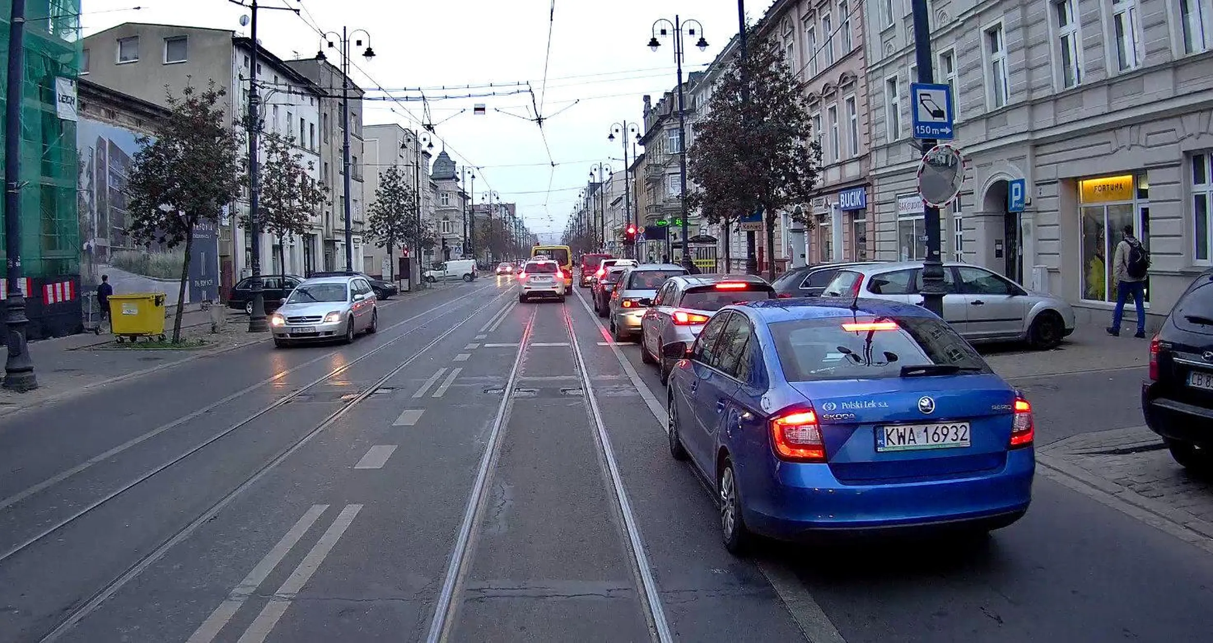 Ciota nie potrafi zając swojego pasa przy okazji blokuje przejazd pojazdu szynowego