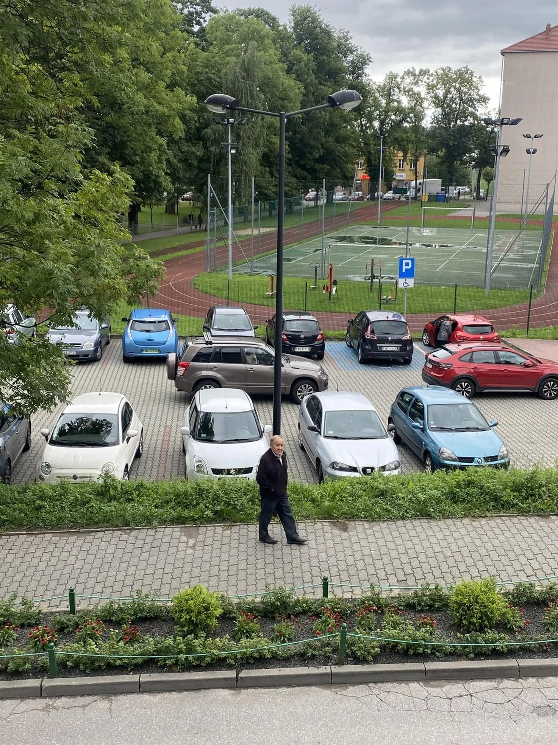 Ciesz się kobieto, ze nie odholowali Ci auta albo nie porysowali Ci boków bo zastawilas kilka aut przez swoją głupotę ??‍♀️??‍♀️ wróć się na kurs prawa jazdy bo następnym razem takie parkowanie i laweta będzie Cie dużo kosztować