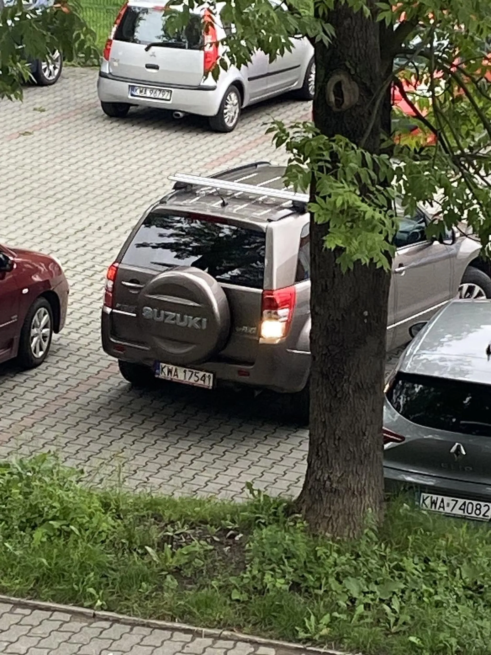 Ciesz się kobieto, ze nie odholowali Ci auta albo nie porysowali Ci boków bo zastawilas kilka aut przez swoją głupotę ??‍♀️??‍♀️ wróć się na kurs prawa jazdy bo następnym razem takie parkowanie i laweta będzie Cie dużo kosztować