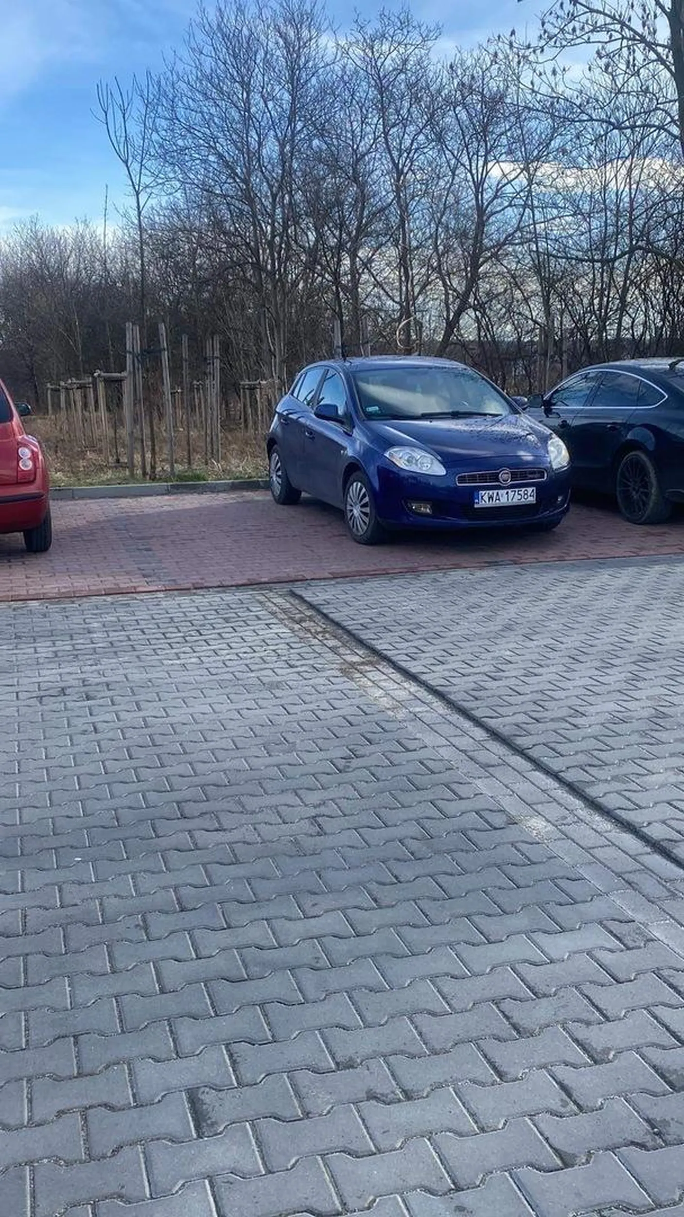 Prawo jazdy chyba kupione po znajomosci, zabiera ludziom miejsca parkingowe :))) tak trudno stanąć w lini?