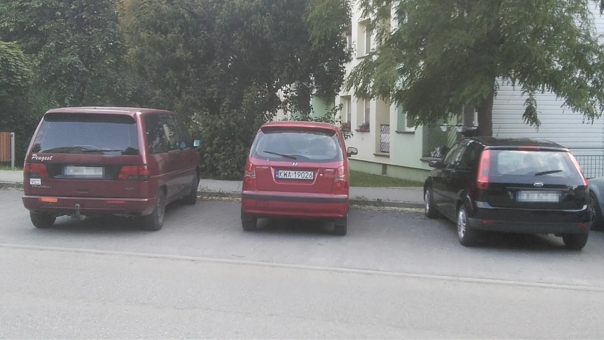Ma gościu/kobitka taką małą popierdółkę a staje tak że gdyby nie on 3 auta by się zmieściły. Ten Peugeot obok musiał przez niego tak stanąć.