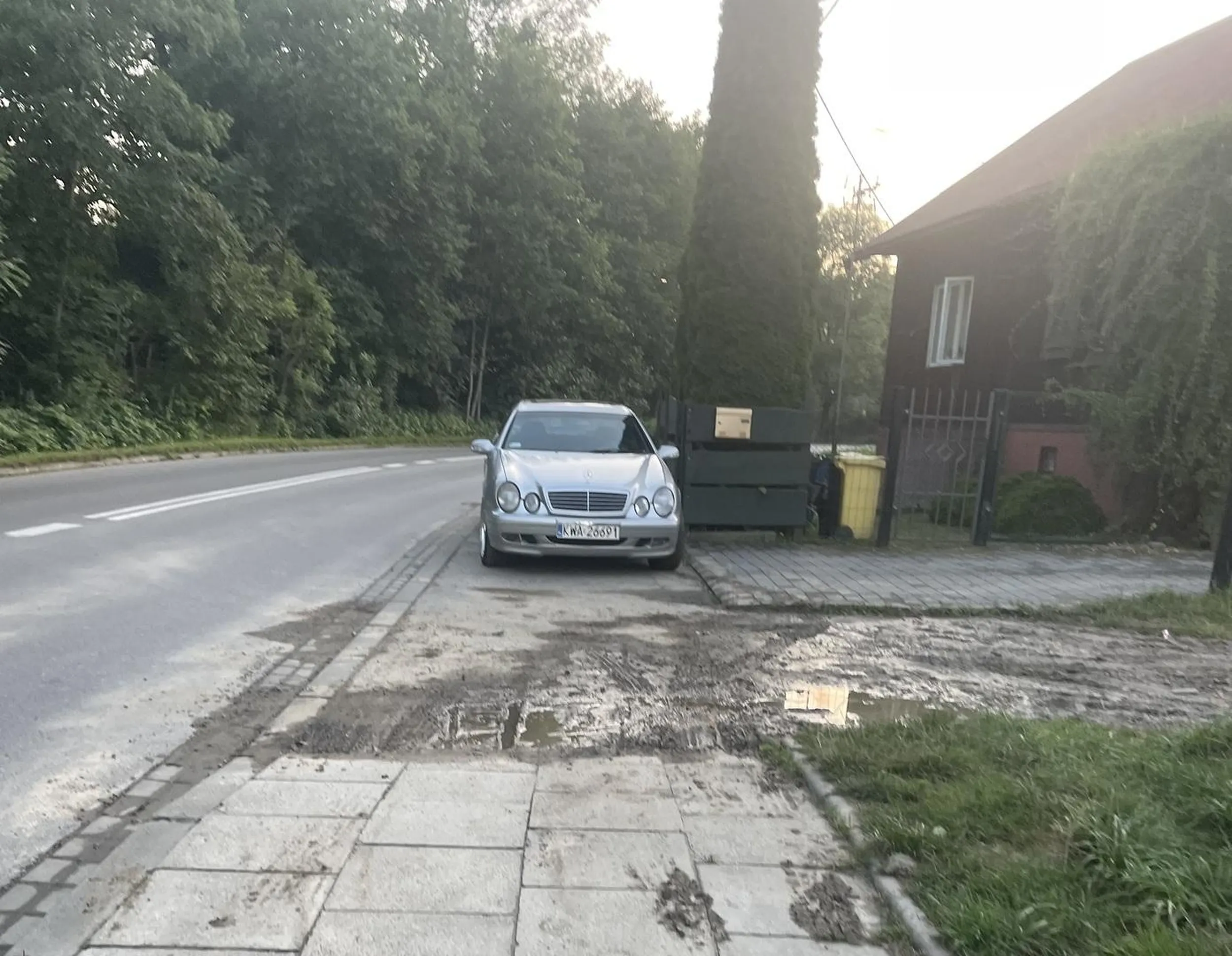 Świetne parkowanie, całkiem przejezdne dla wózka ?