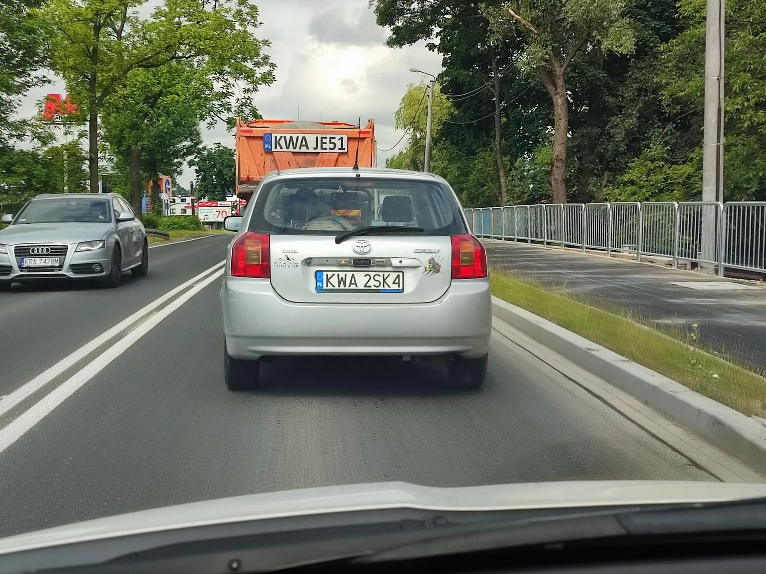 Śmieciarz wyrzuca z samochodu śmieci na ulicę przed Wadowicami. Gardzę takimi ludźmi.