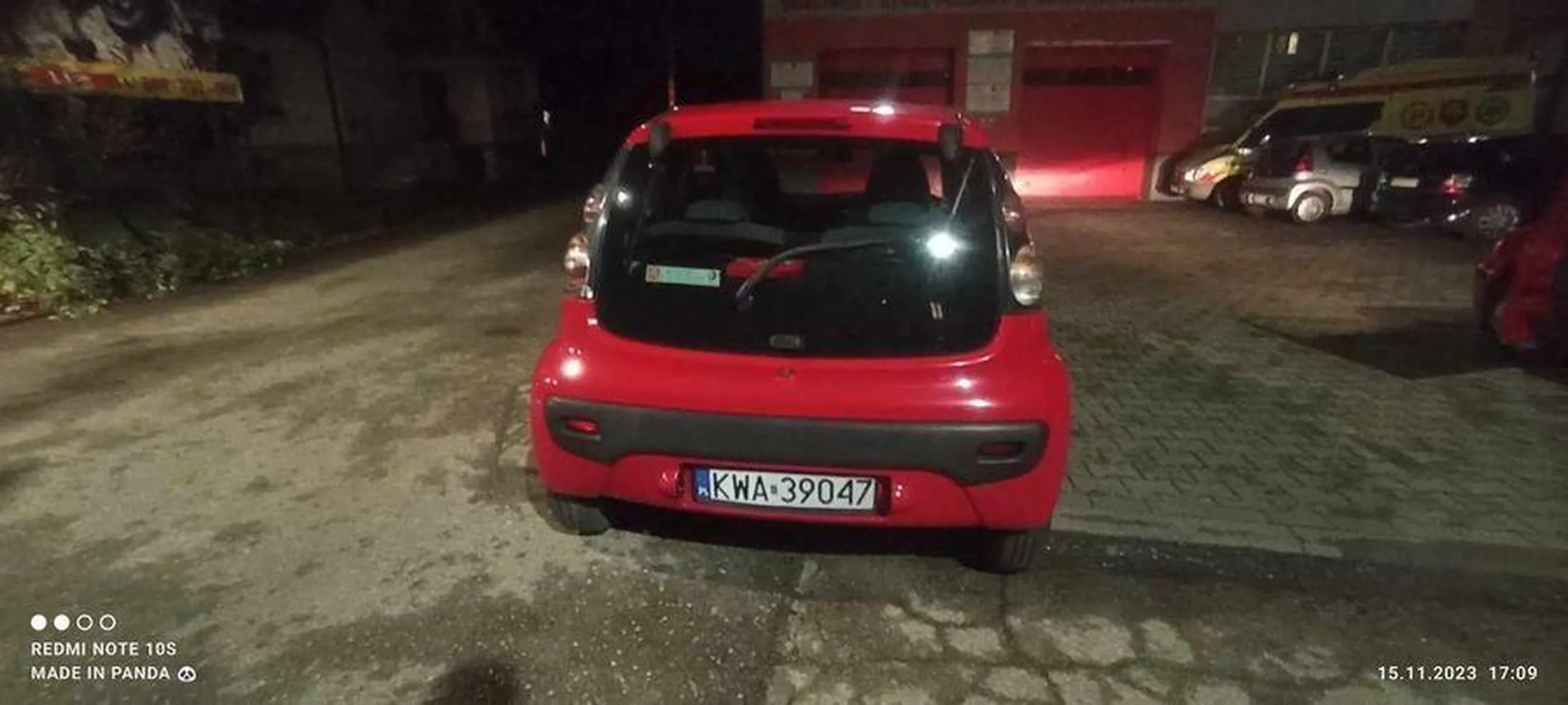 Pojazd zaparkowany centralnie przed garażem Straży Pożarnej. Uniemożliwia wyjazd.