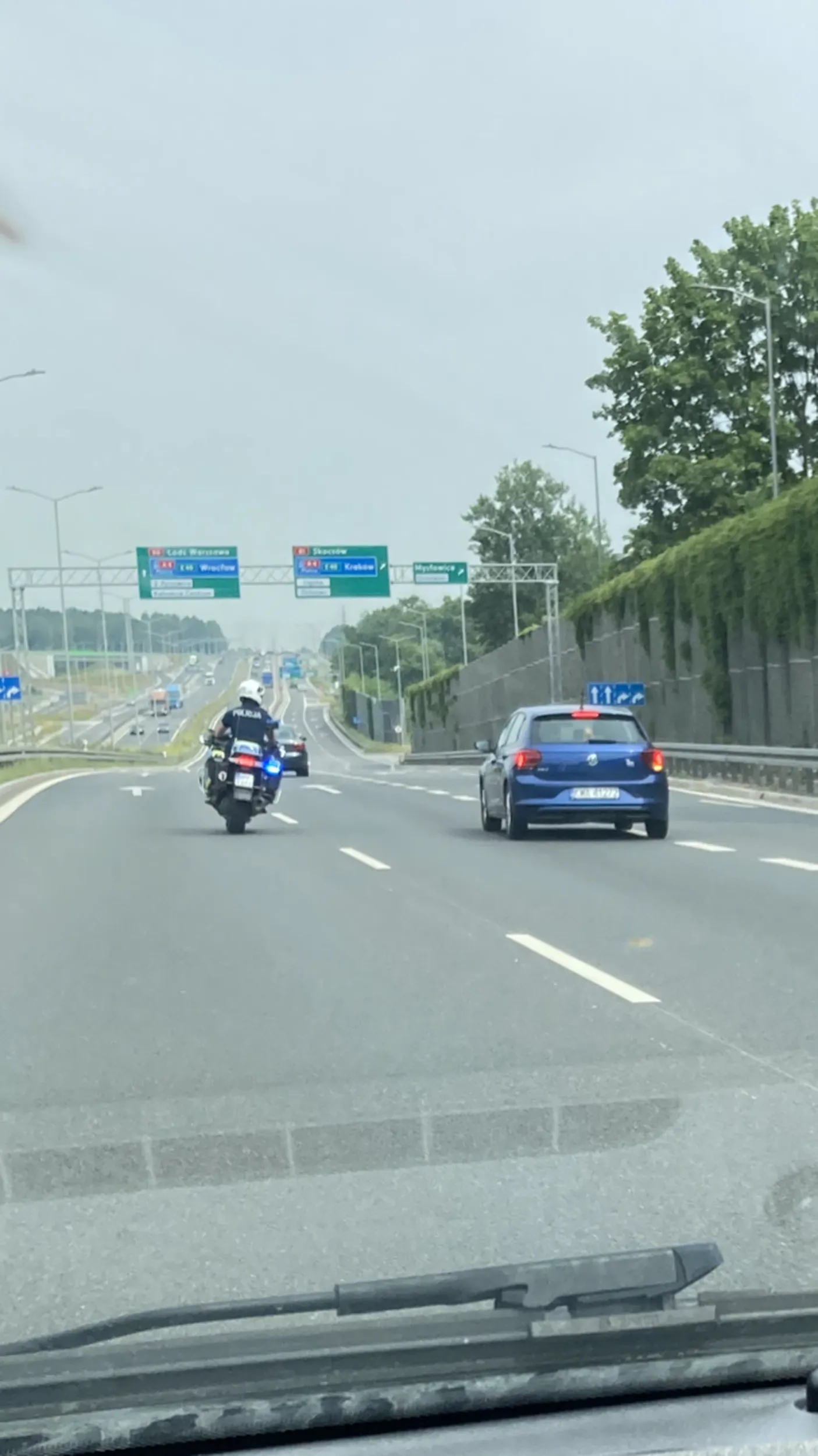 Piękne zakończenie hamowania pojazdów za tobą