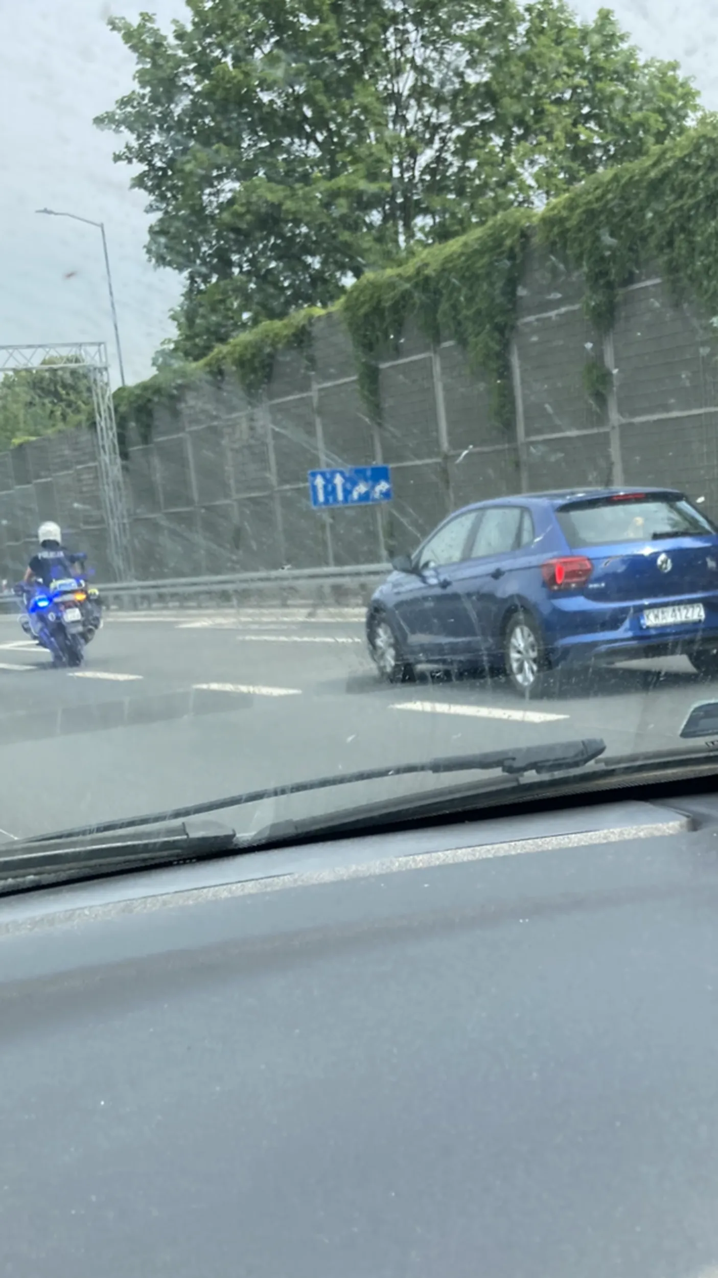 Piękne zakończenie hamowania pojazdów za tobą