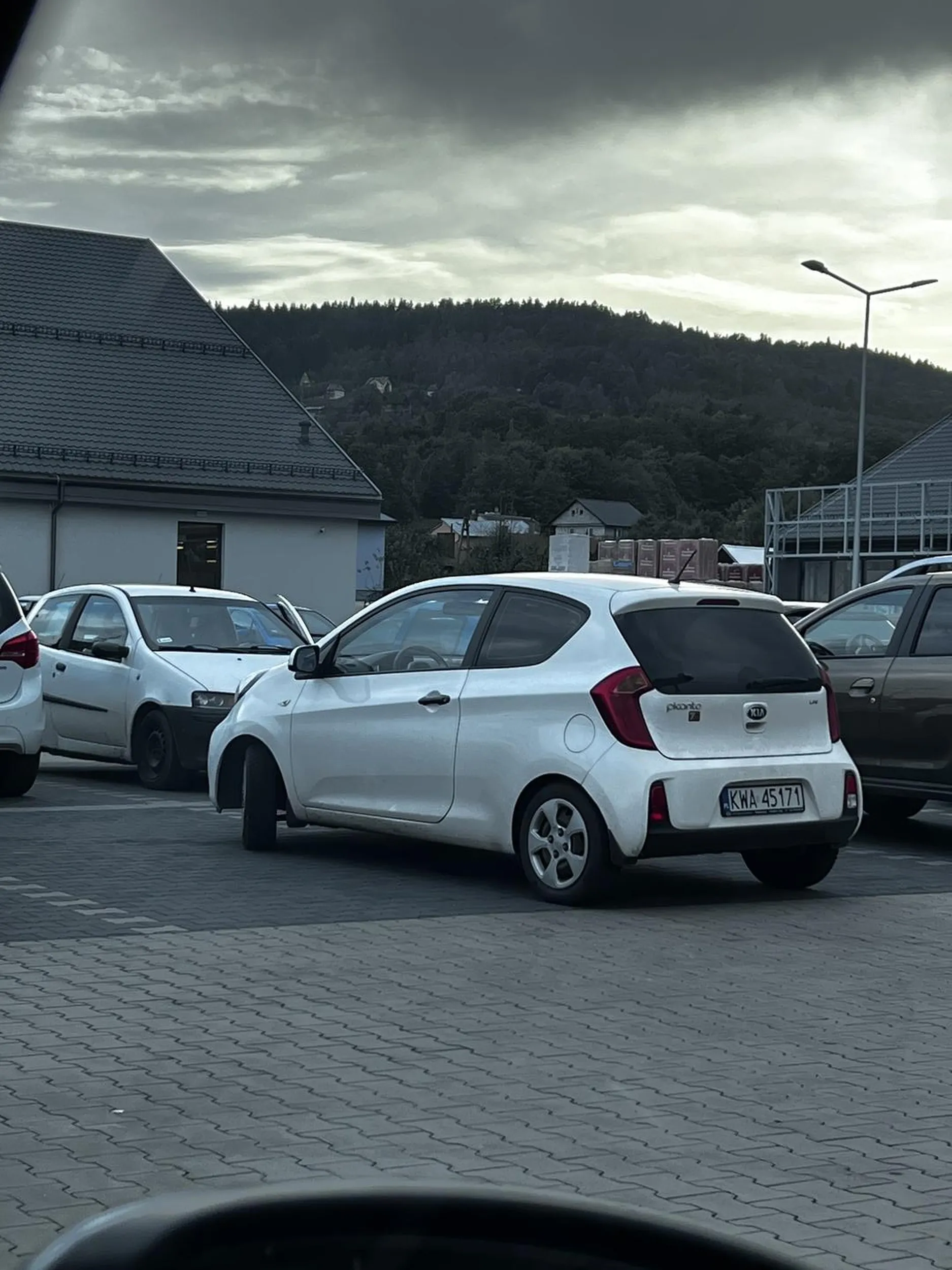 mistrz parkowania, auto zmieści się wszędzie, ale lepiej zaparkować na dwóch miejscach