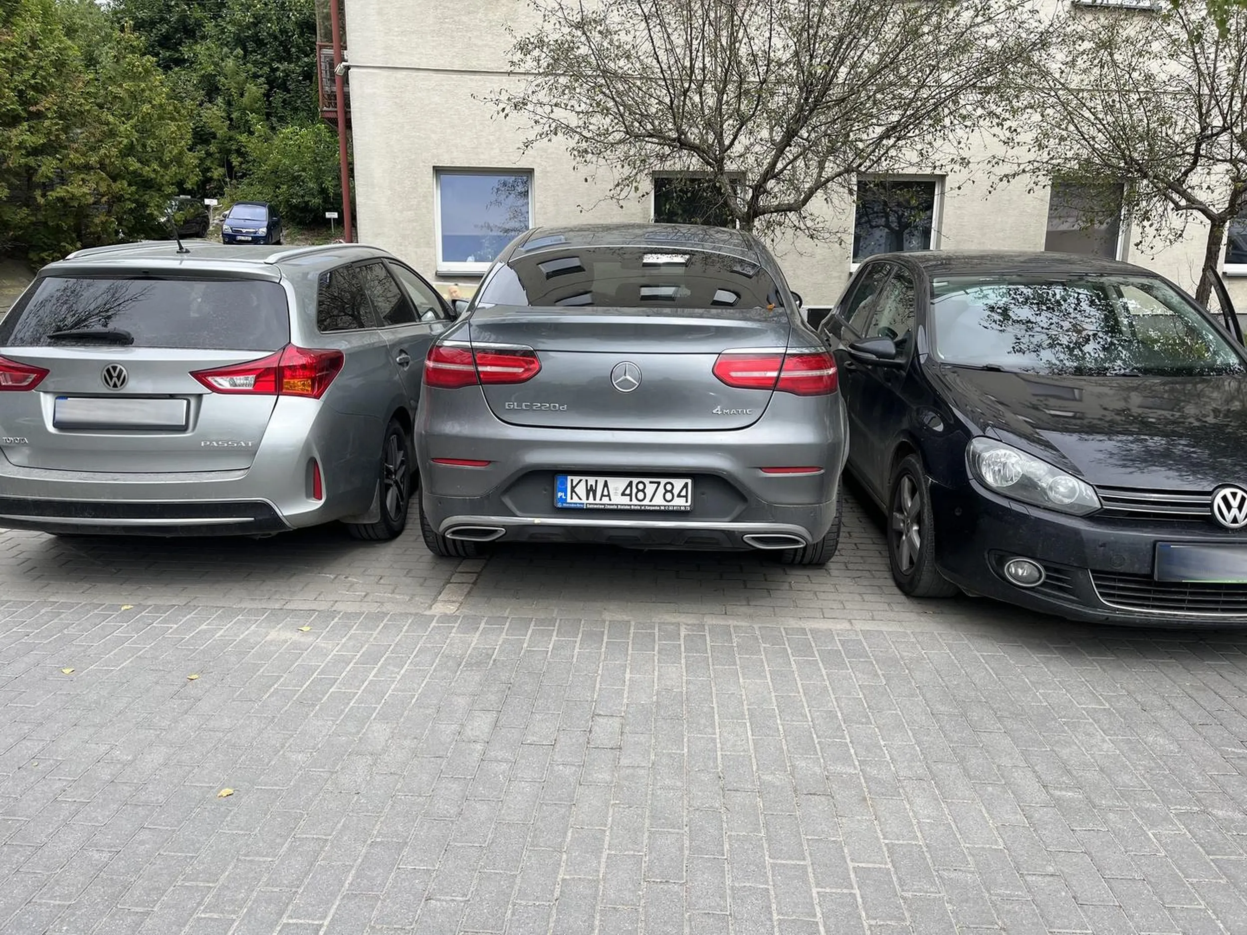 Zajmuje prywatne miejsca parkingowe i jeszcze nie umie zmieścić się na jednym miejscu. Teraz będzie wchodził przez bagażnik.