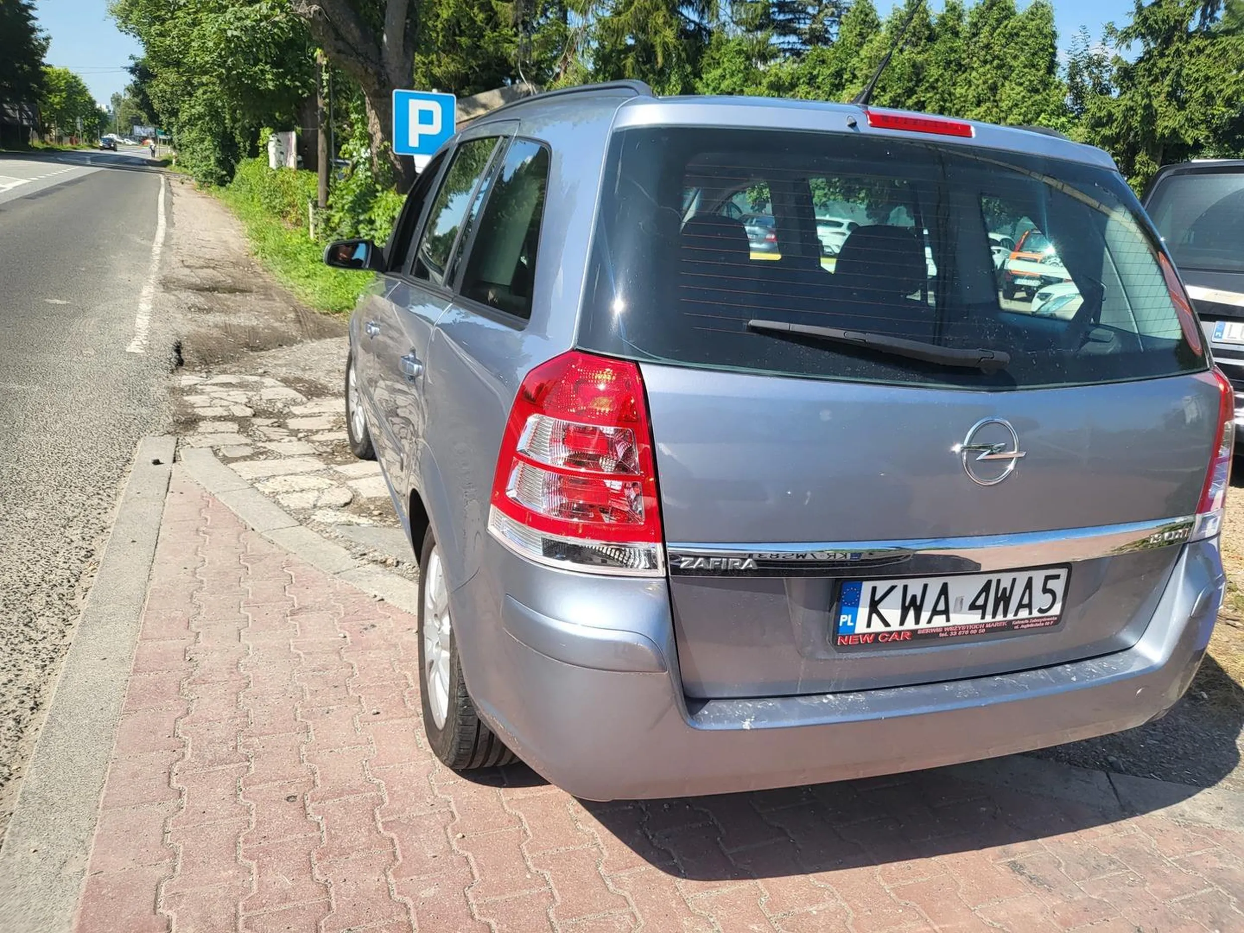 Mistrz parkowania. Zastawia wjazd i jeszcze dyskutuje jak ktoś chce wjechać.