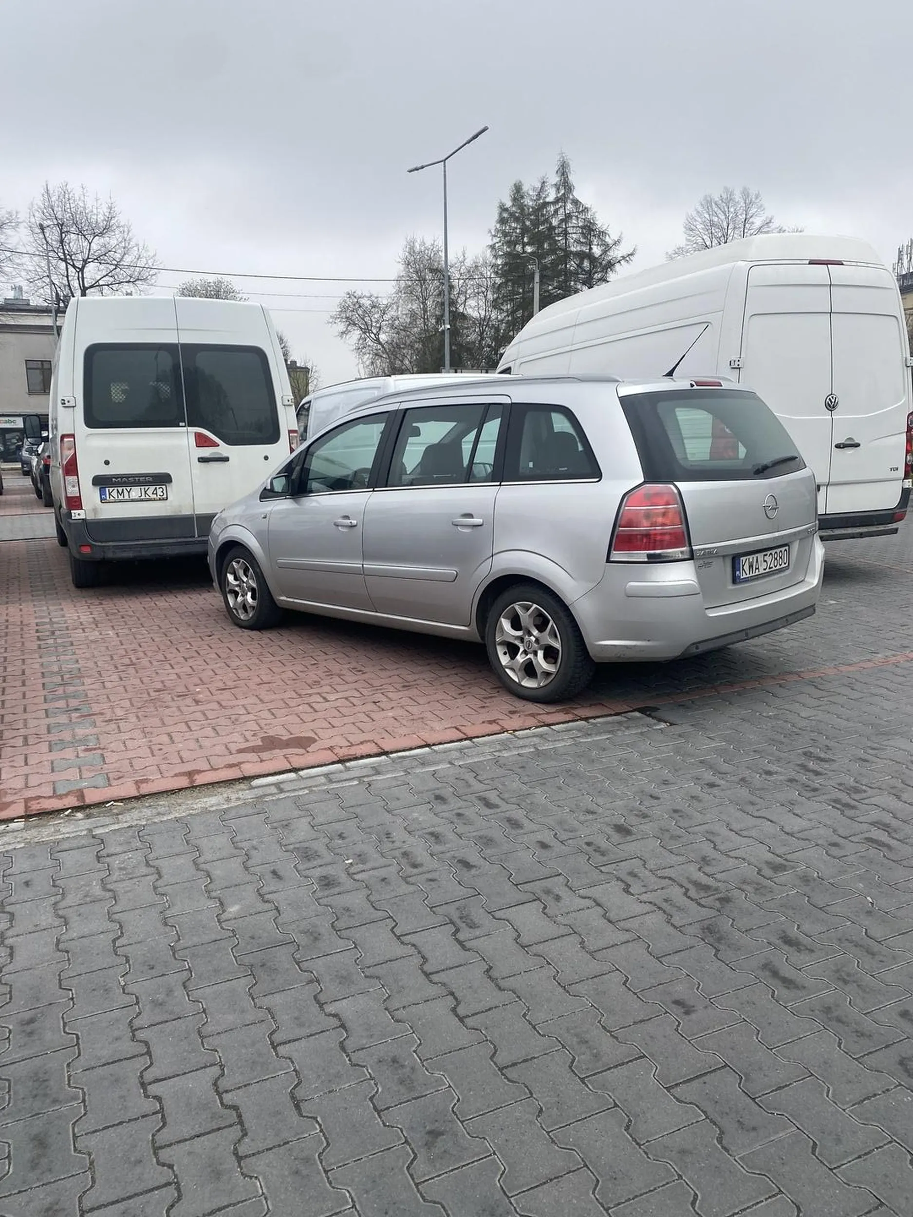 Pan z Wadowic zajmuje innym miejsca parkingowe, prawo jazdy chyba wygrane w chipsach