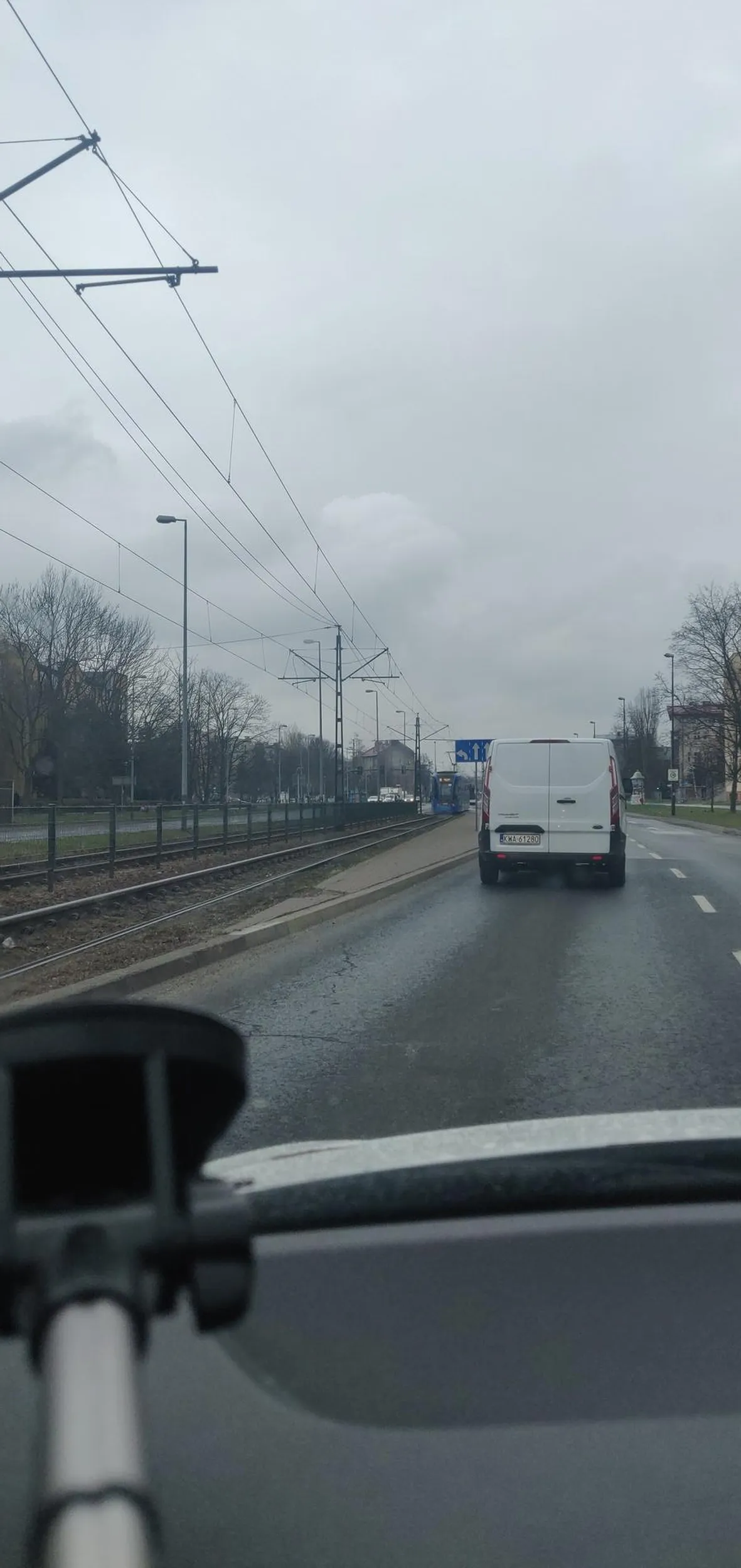 Kierowca wymusza pierwszeństwo w chamski sposób nagle zmieniając swój kierunek jazdy.