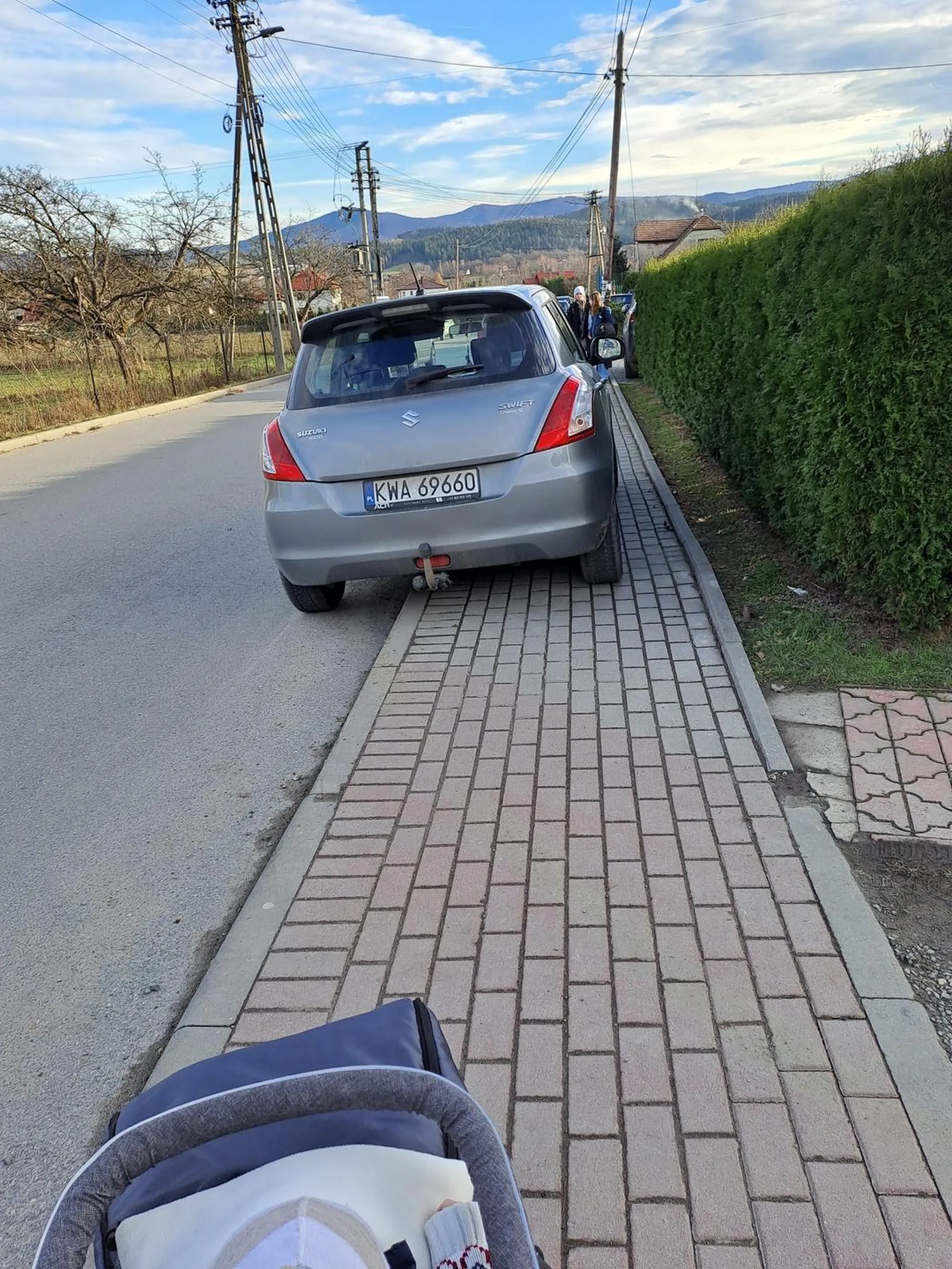 Chodnik pod szkołą podstawową, nie da się przejechać wózkiem!