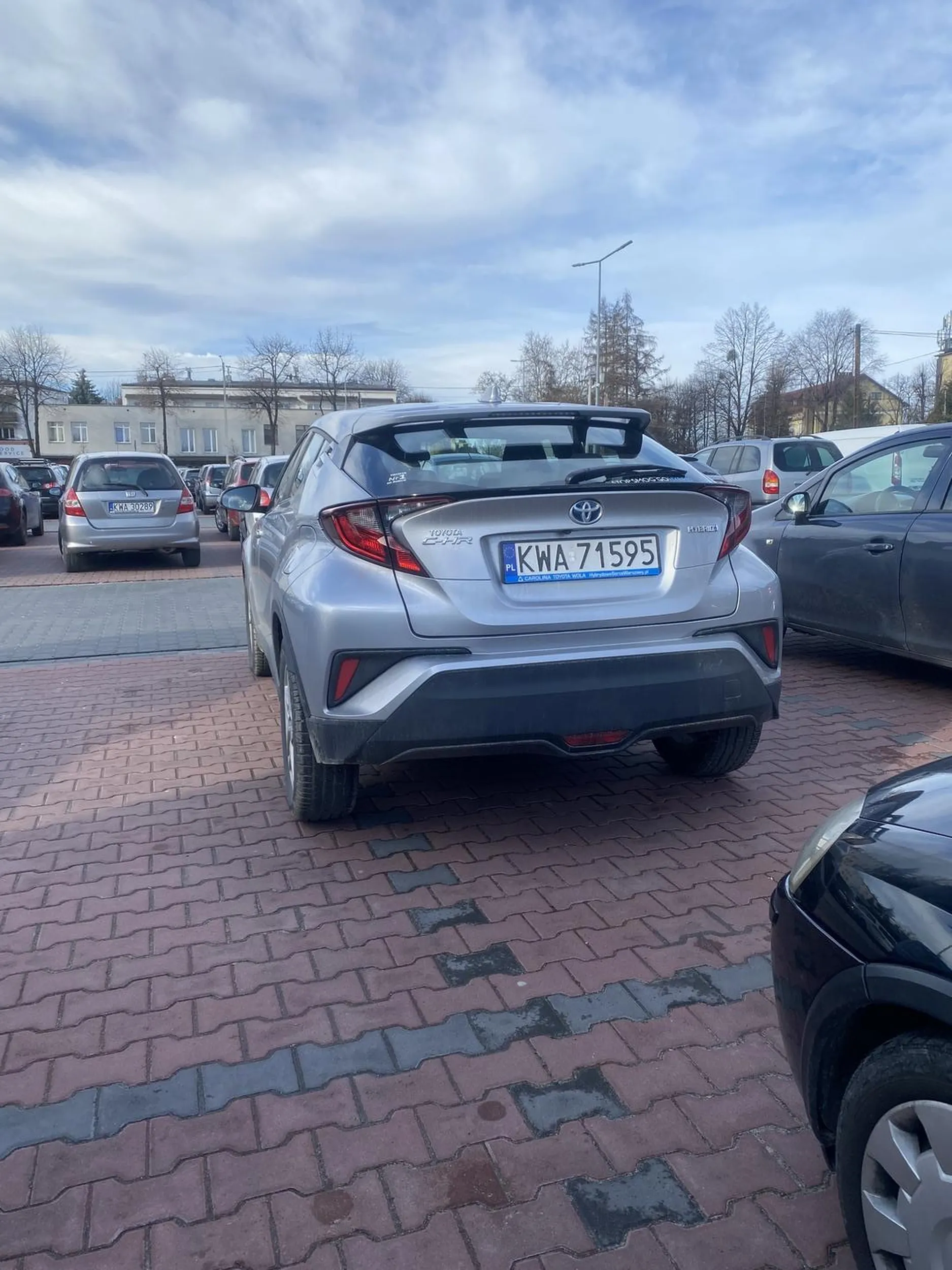 Parkowanie chyba boli tego kierowcę, ze zabiera innym miejsce :))))