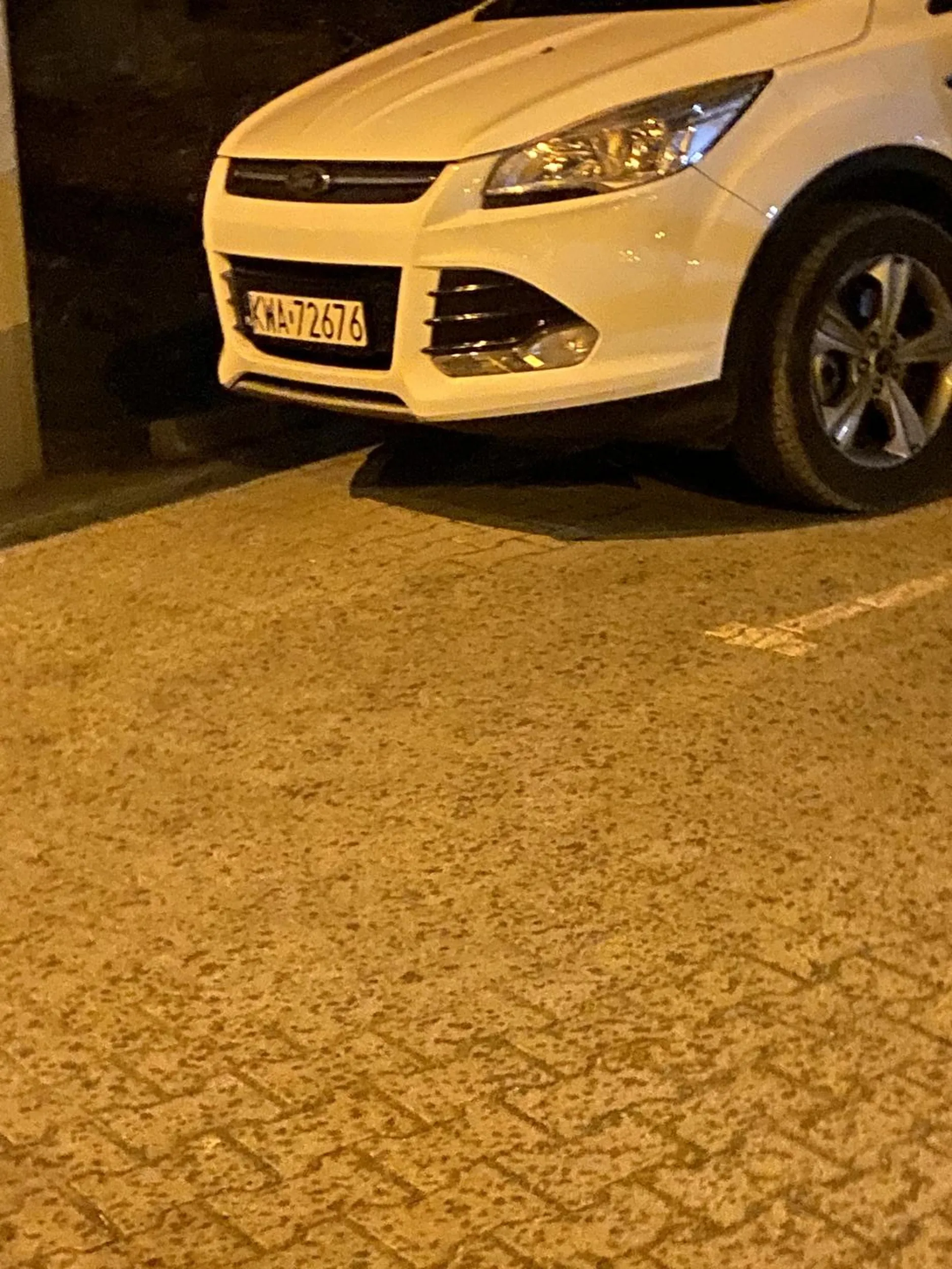 Bardzo chamski pan zaczepiający innych kierowców w sposób bardzo agresywny