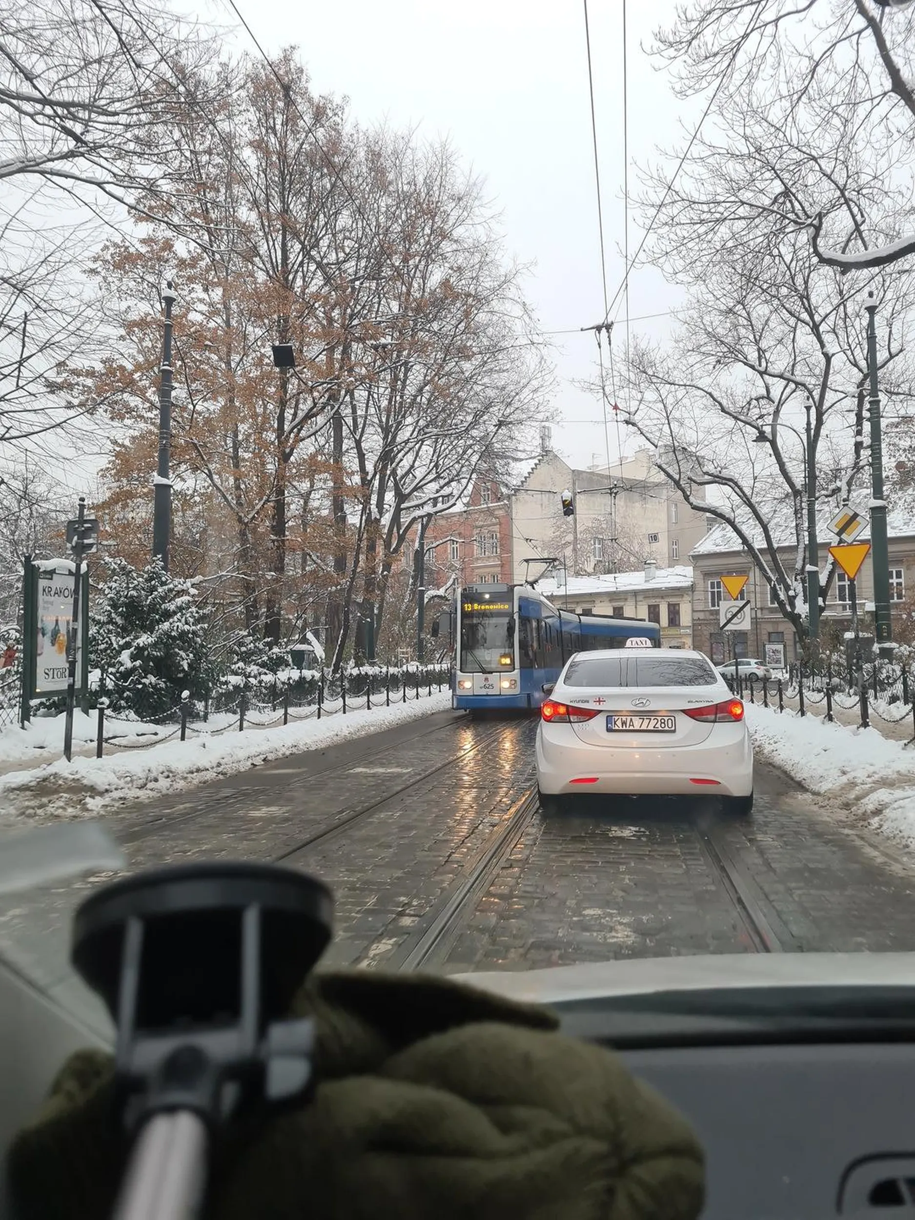 Kierowca nieogarnięty za kierownicą. Nie wiem co robi jeździ bez pomysłu i niepewnie