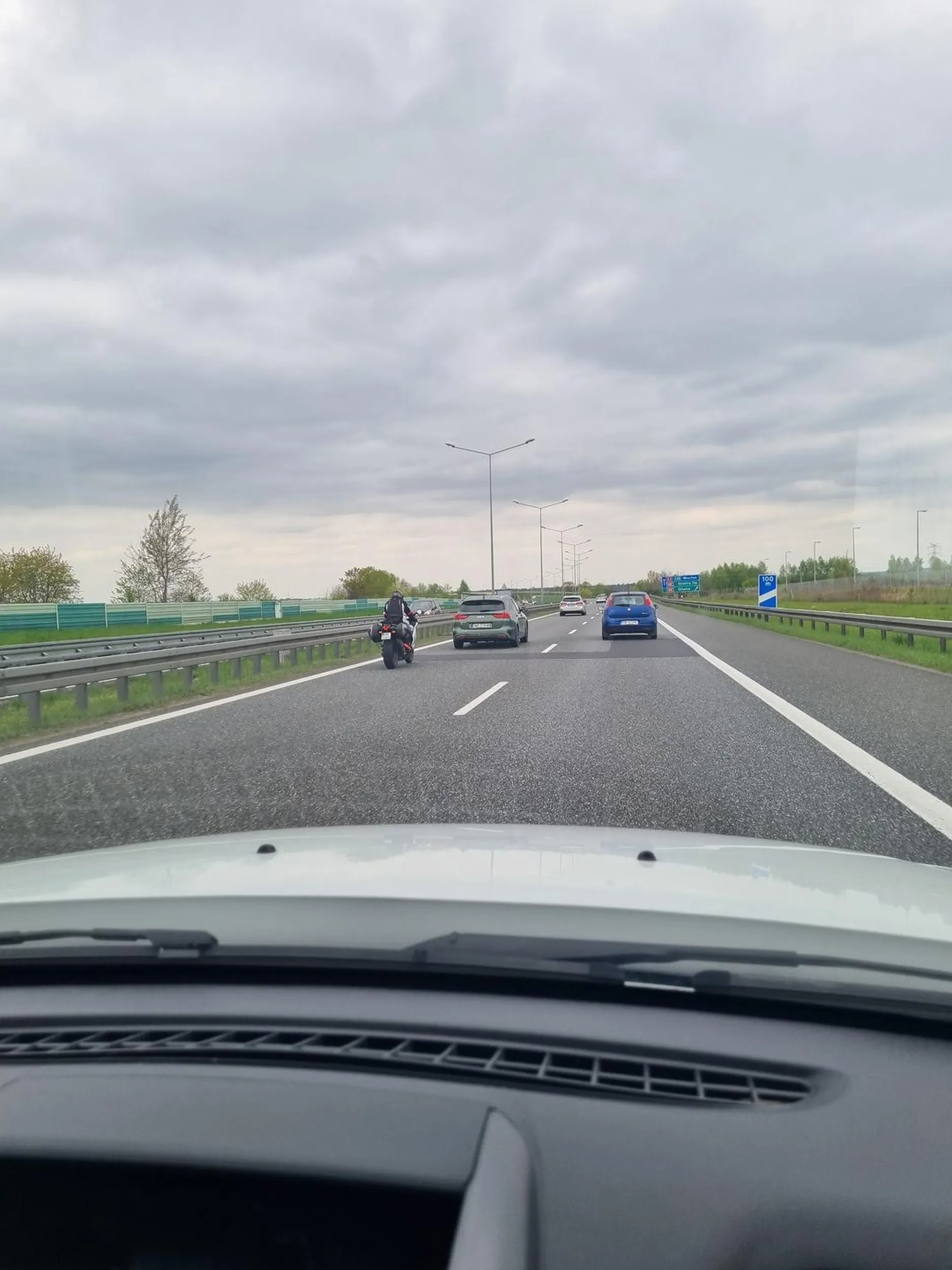 Jazda na zderzak, wyprzedzanie srodkiem. A4