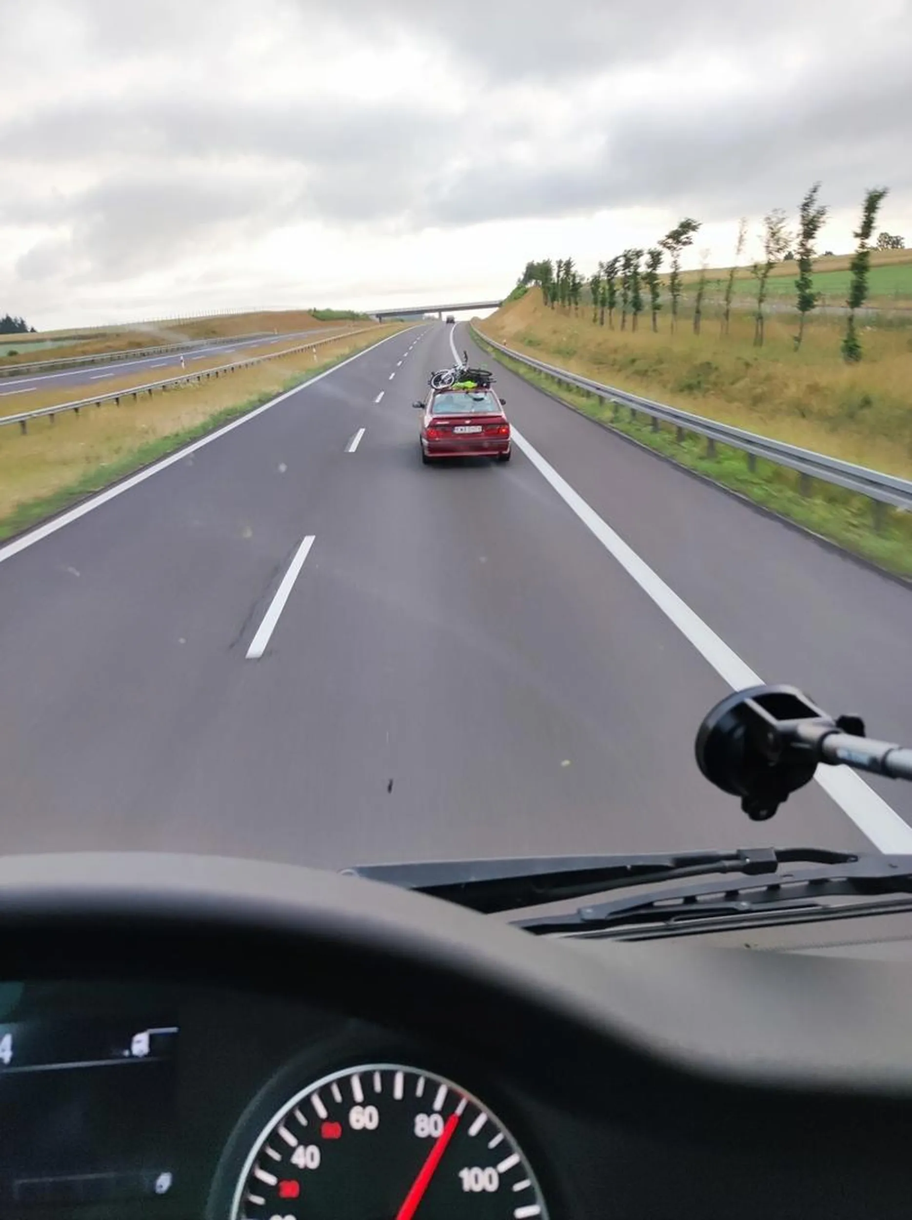 Jedzie po s7 75 90 i blokuje ciężarówki