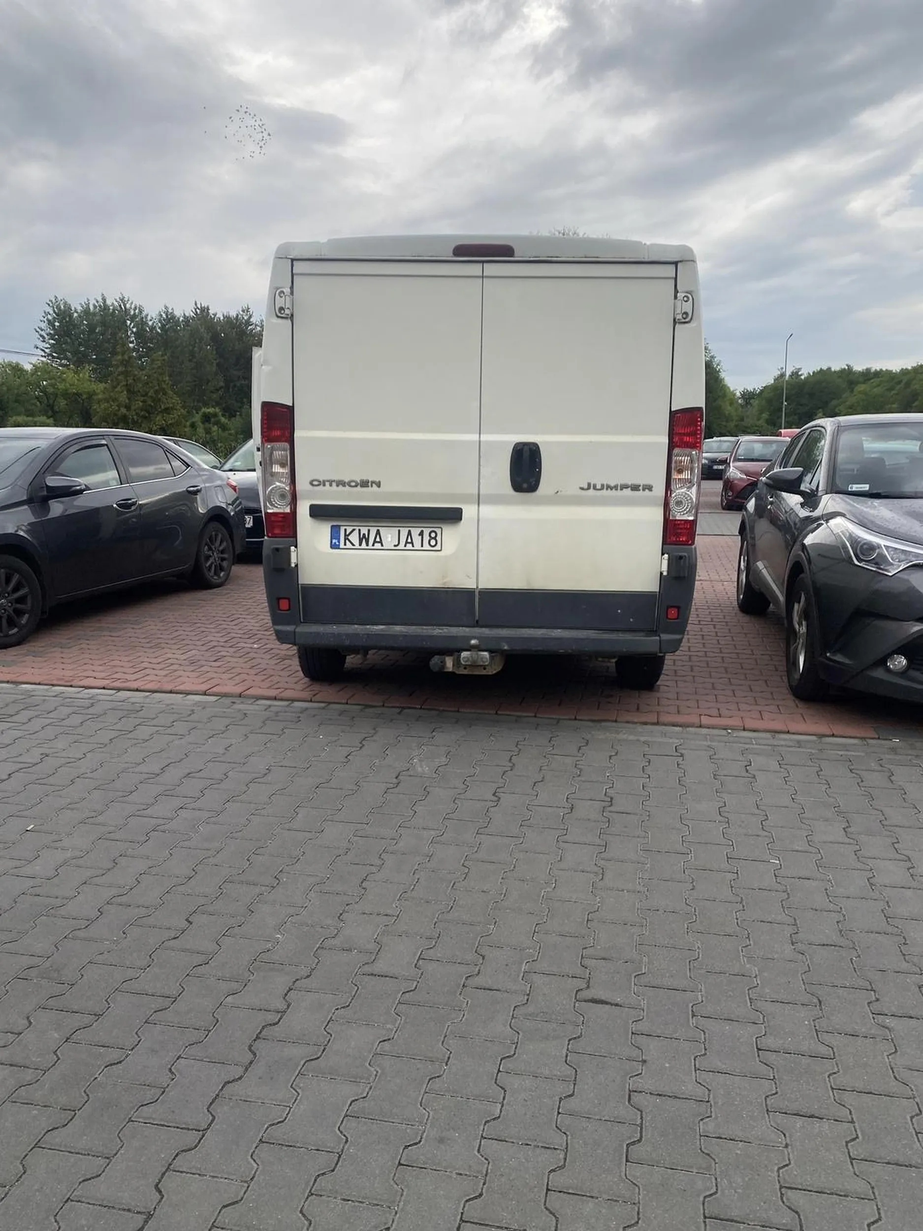 Naucz się parkować bucu na jednym miejscu bo zajmujesz innym parking i dwa miejsca