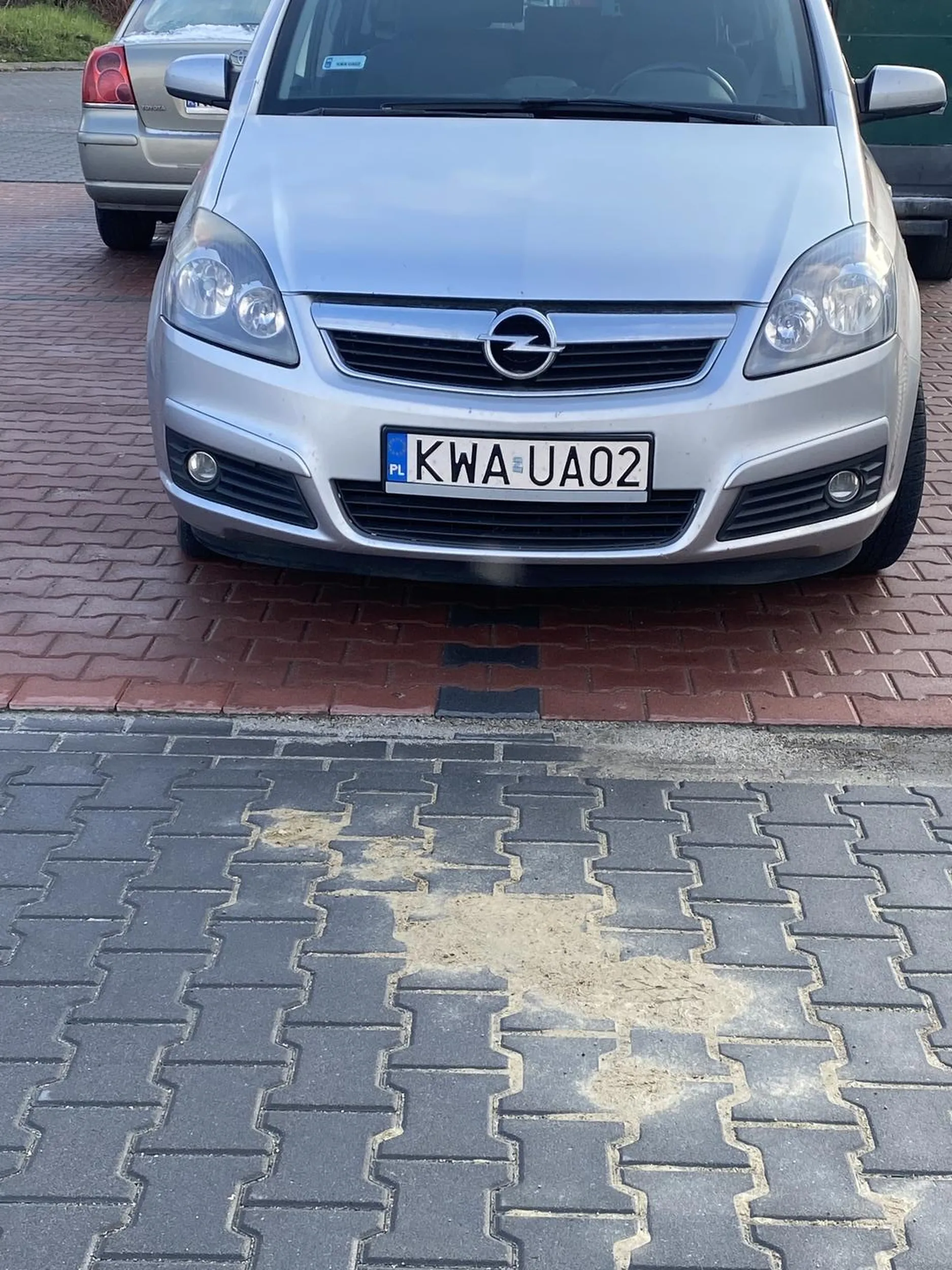 Jedno miejsce parkingowe to chyba za mało dla tego kierowcy, szkoda ze przez takich idiotów człowiek nie ma gdzie zaparkować jak jedzie do pracy :)
