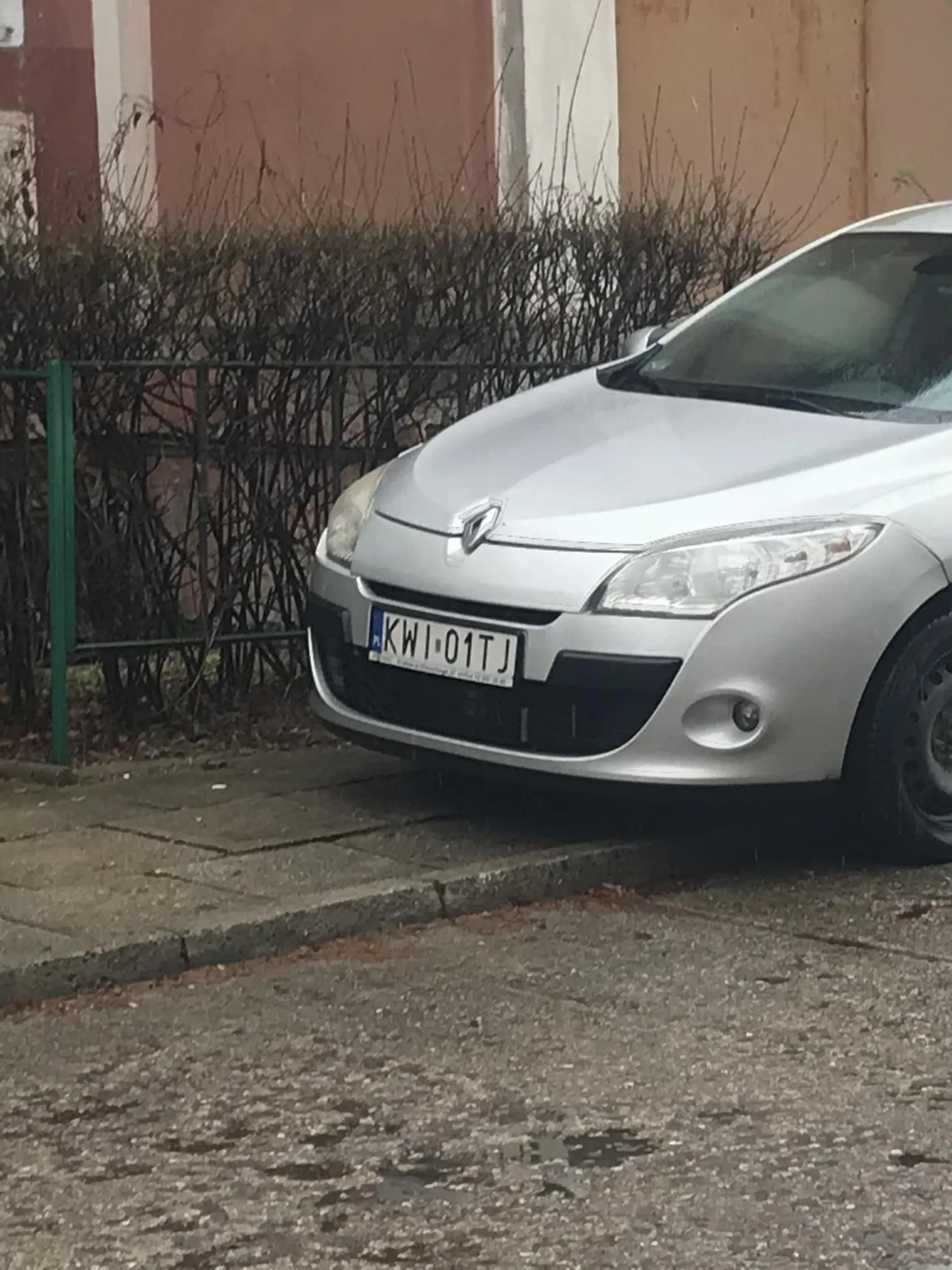 nieoznakowany radiowóz