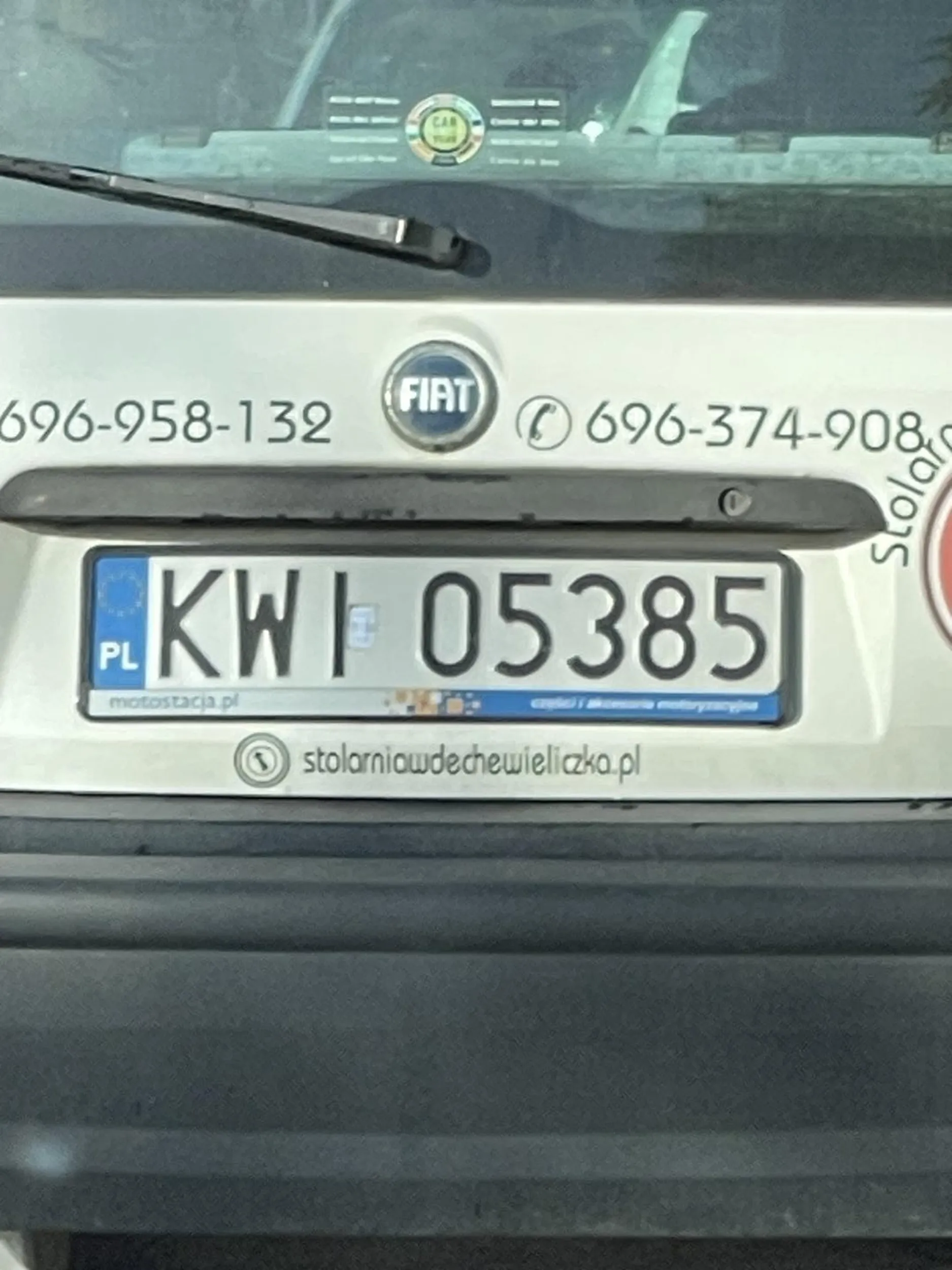 Wymusza pierwszeństwo, wychyla się krzycząc z auta do tego stopnia że jedyne co go powstrzymuje przed wypadnięciem z samochodu to tłusty brzuch