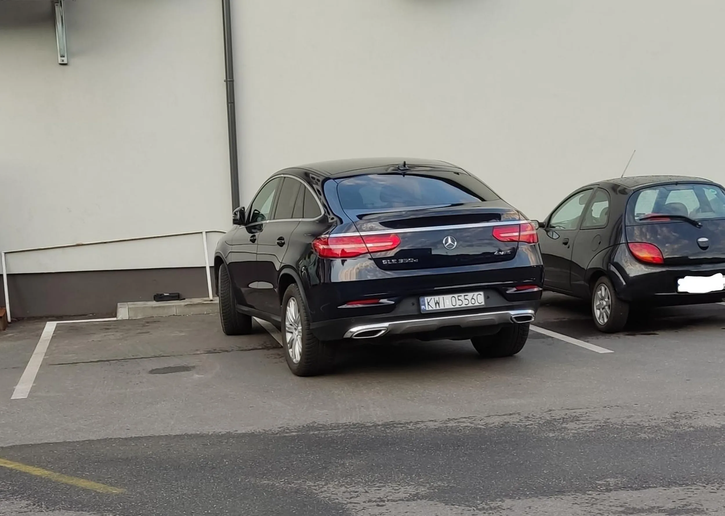 Kierowca mercedesa musi wziąć lekcje parkowania. Jak widać nie potrafi trafić nawet w narysowane linie.