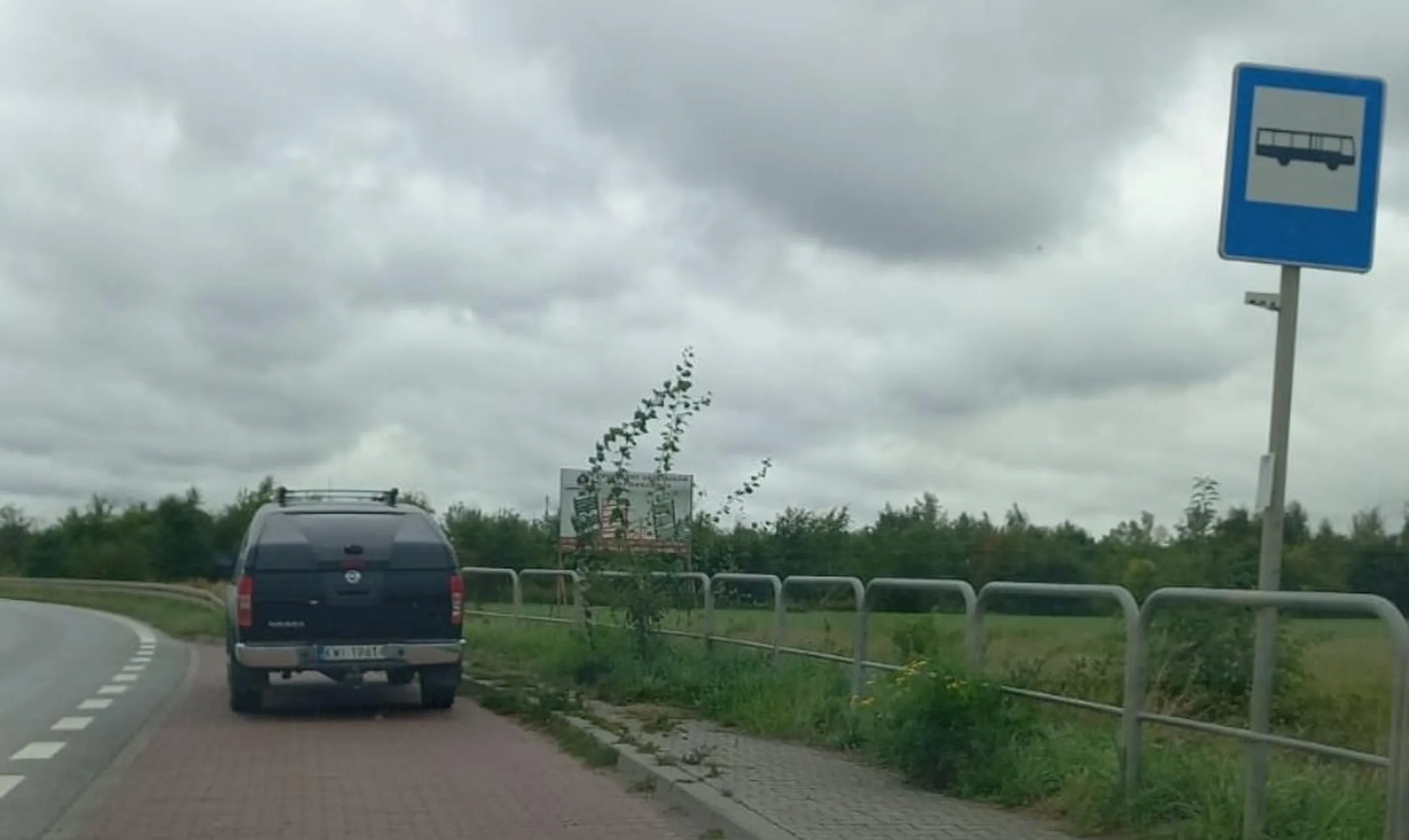 Jak idziesz na ryby to nie zostawiaj auta na przystanku autobusowym! To nie jest parking!