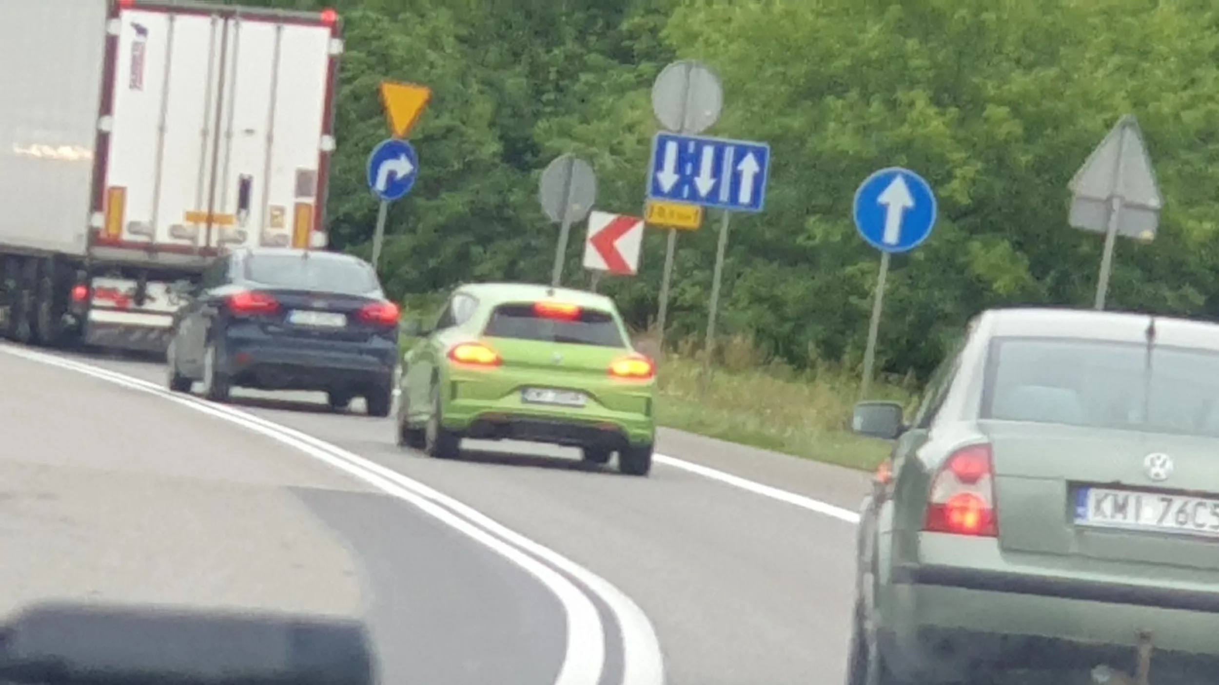 28 lipca 2023 jasnozielony następca pirattiego na s7 jechał ponad 200 km/h. Minął mnie jak strzała, a jechałem ok. 110. Potem na jednopasmówce się uspokoił, ale i tak sraczki chciał dostać - ciągle wciskany hamulec z pośpiechu. Przydałoby się przesłać taki film na policję.