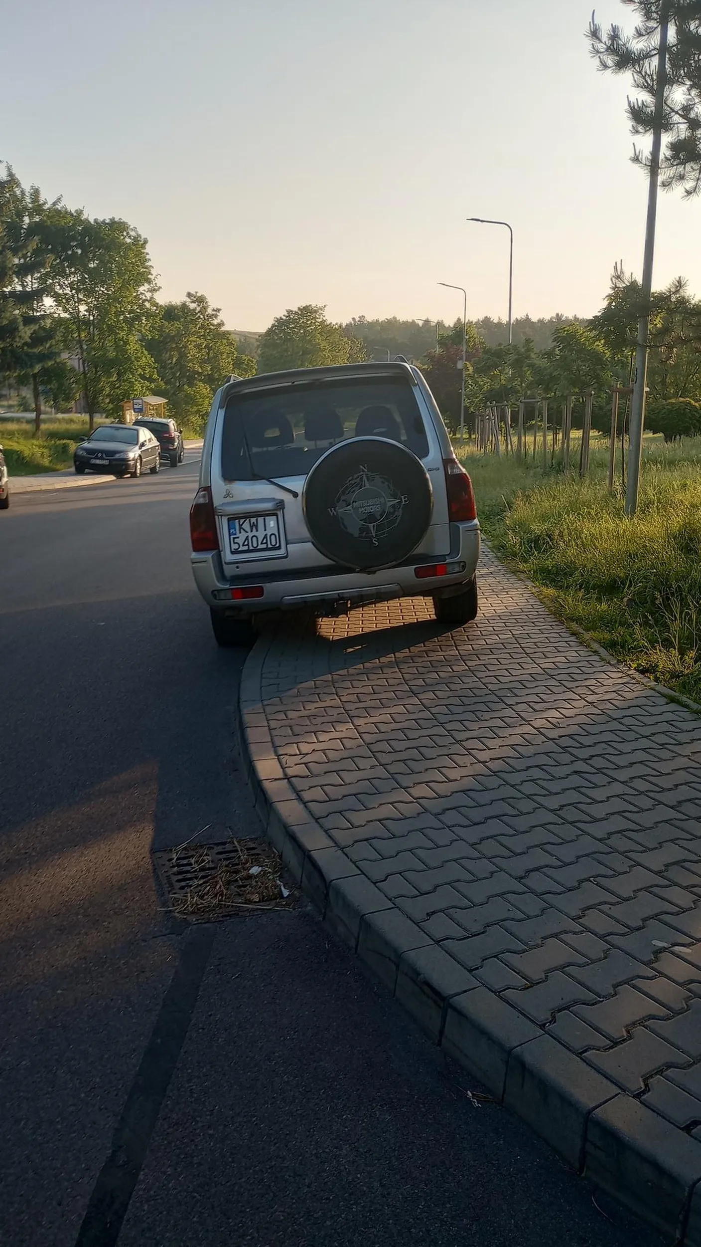 Zastawia chodniki i czasami drogę osiedlową. Często potrafi stać z włączonym silnikiem przez 5-15 minut ludziom pod oknami.