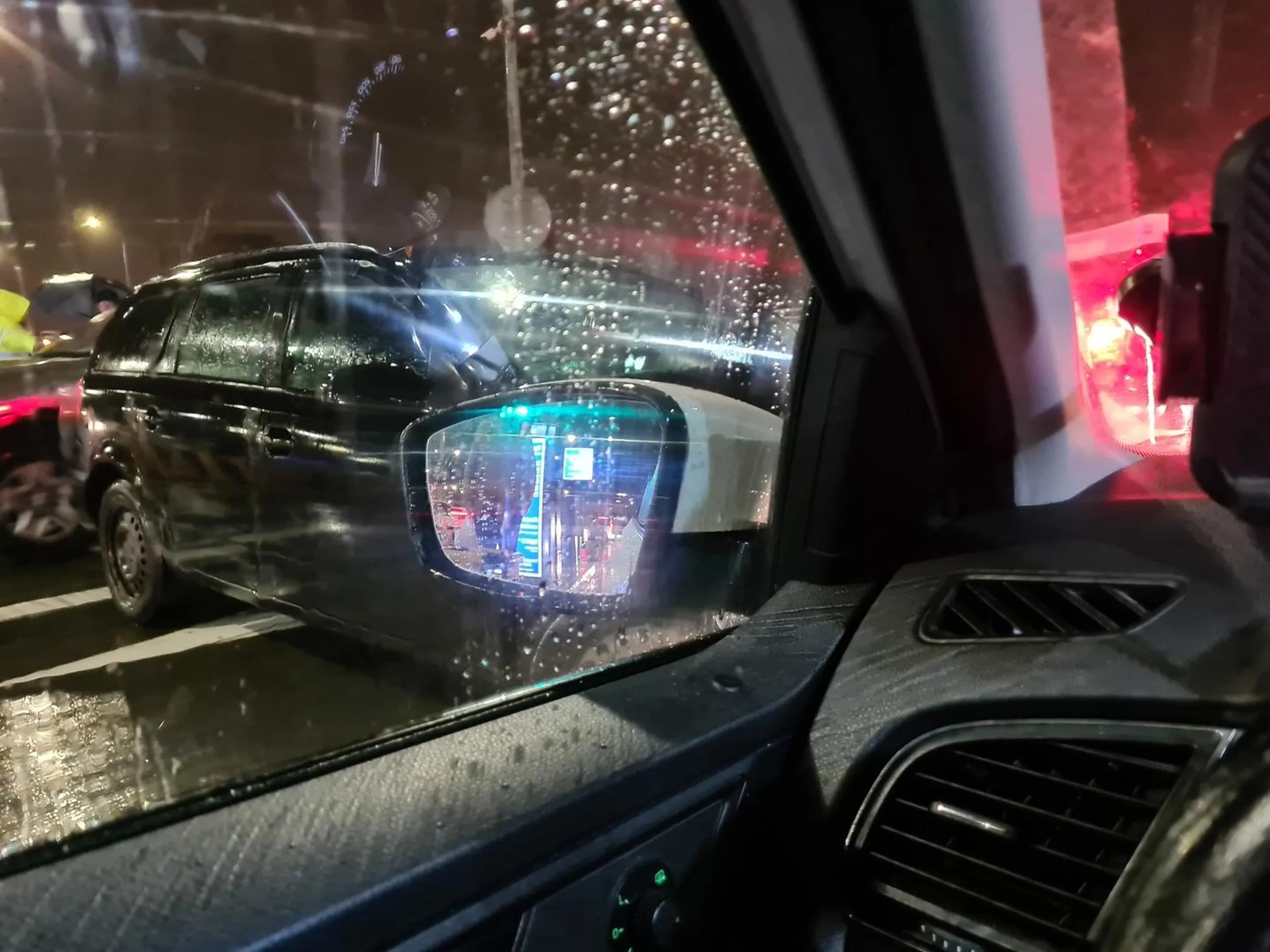 Pani kierowca zawraca na środku wjazdu do parkingu i blokuję rucy