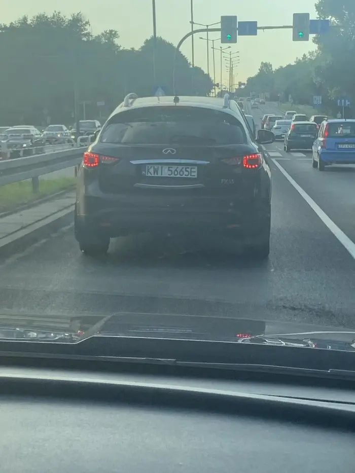 Kierowca jechał slalomem po Wielickiej, siedział na zderzakach, żeby wymusić przepuszczenie. Kierowca wariat.