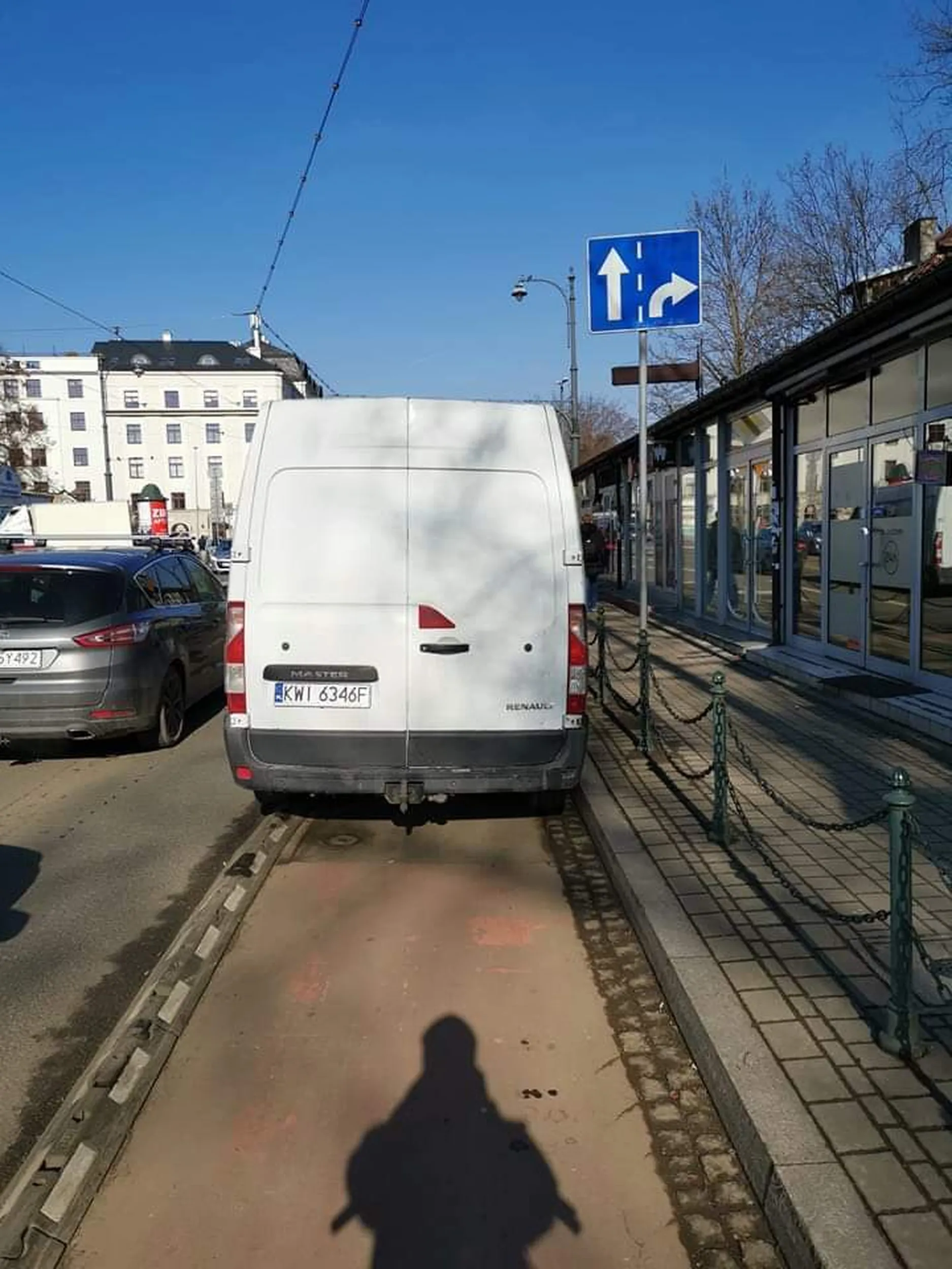 To, że u Was w Wieliczce nie ma infrastruktury rowerowej, nie znaczy że w mieście możesz se robić co chcesz jak w oborze. Wypierdalaj z pasa dla rowerów.