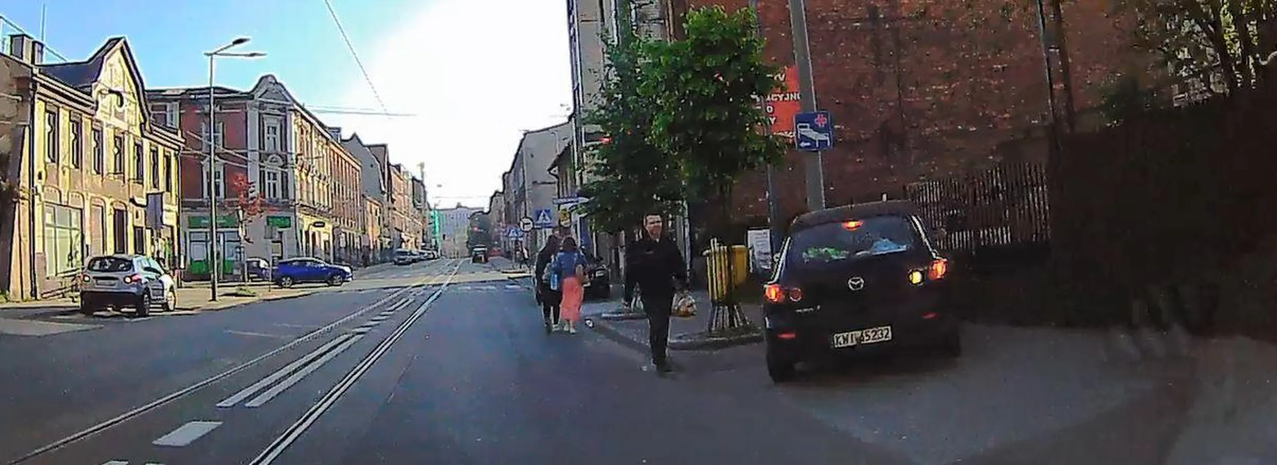 Fantastycznie wjechane i fantastyczne blokowanie chodnika. I nie - kierujący nie manewruje, bo np. nie umie parkować (choć ewidentnie nie umie) - on po prostu stoi na wbitym wstecznym i rozmawia przez telefon. Piesi muszą omijać chłoptasia z Wieliczki jezdnią.