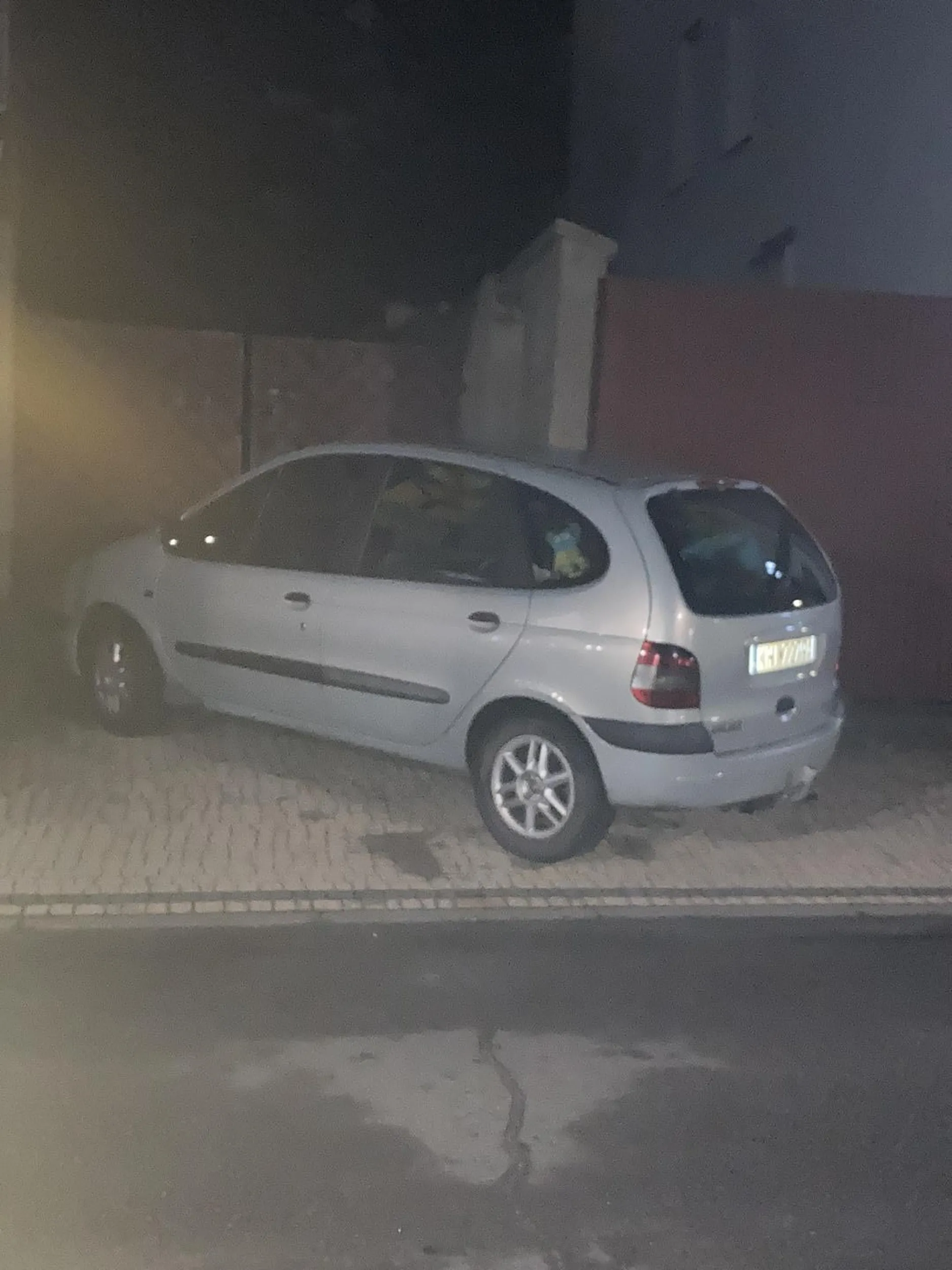 Parkuje w bramie nie mogę wyjechać z podwórka ?