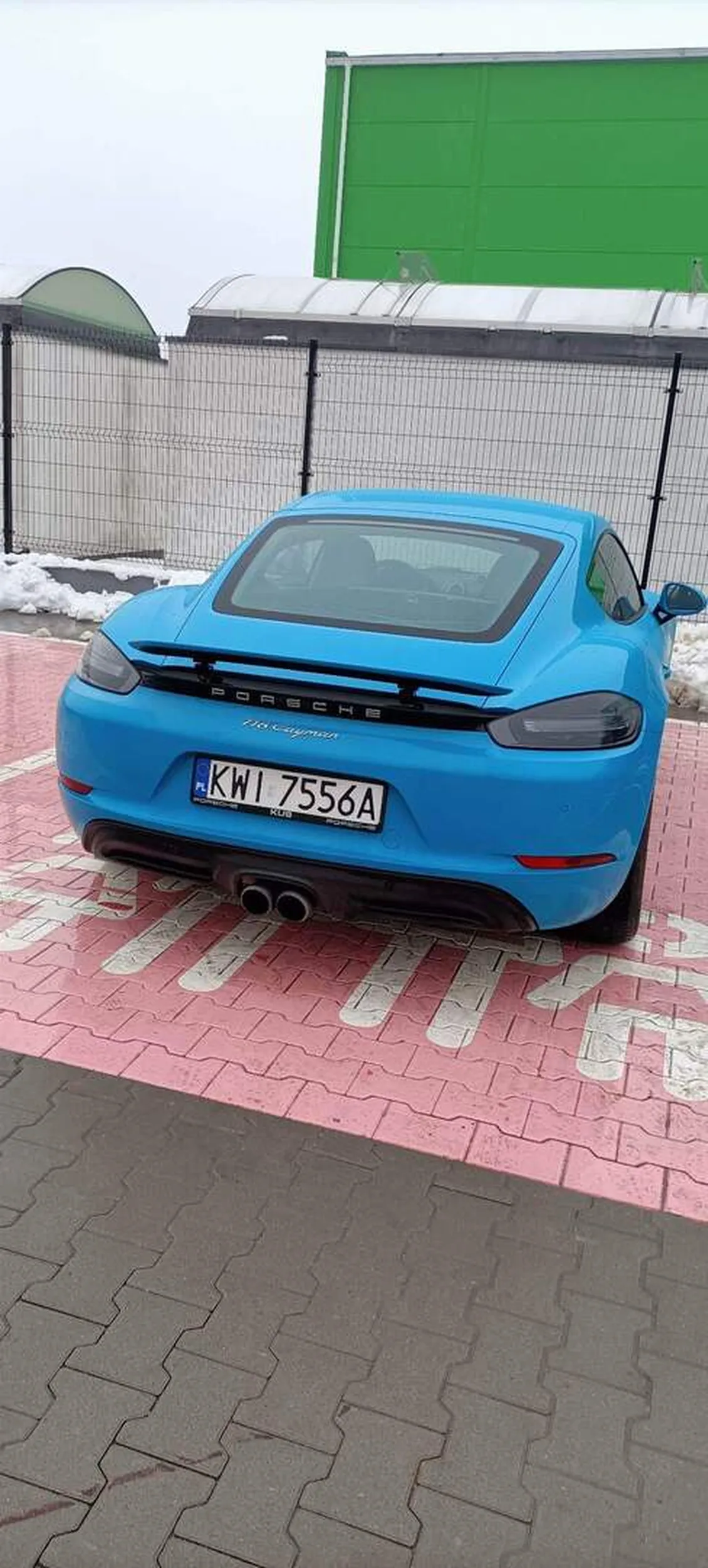 Parkuje na miejscu dla rodzin z dziećmi.