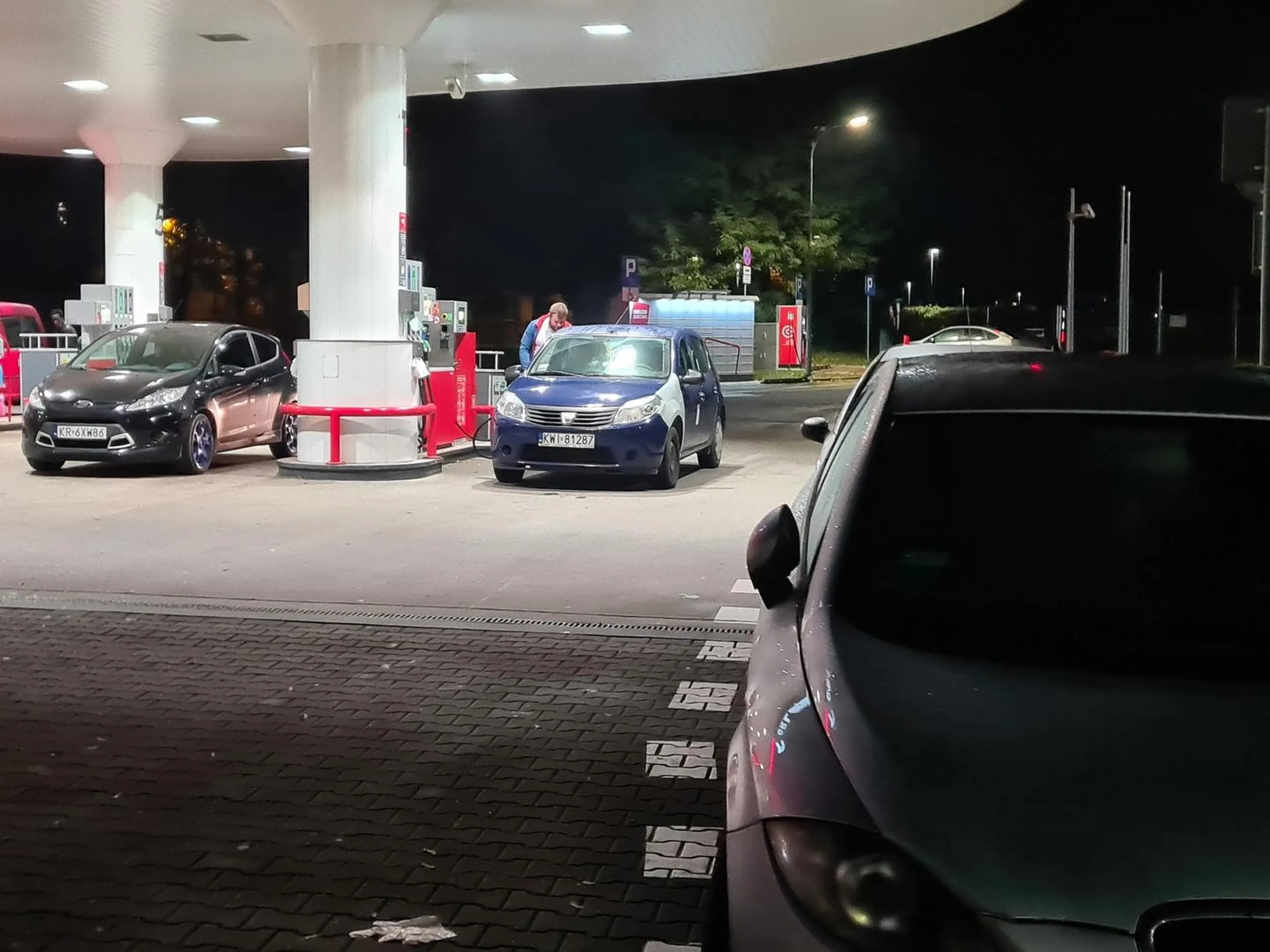 Pasażerka kierowcy agresywna i przeklina.