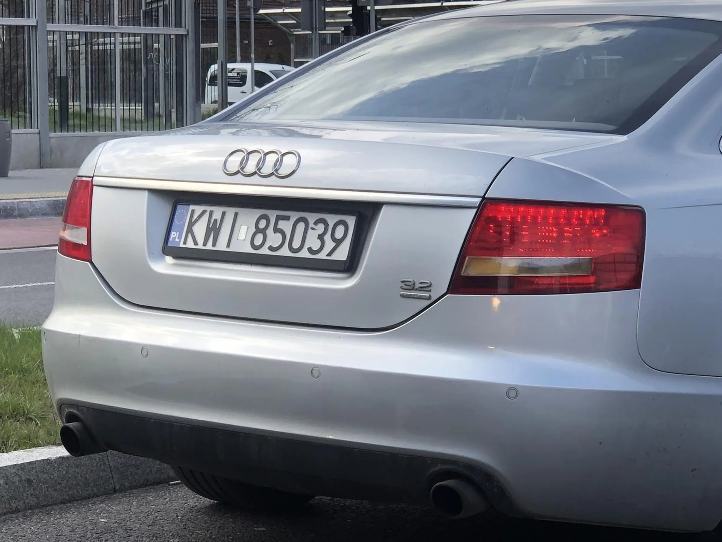 Śmieciarzu, pety do kosza,nie na ulice.