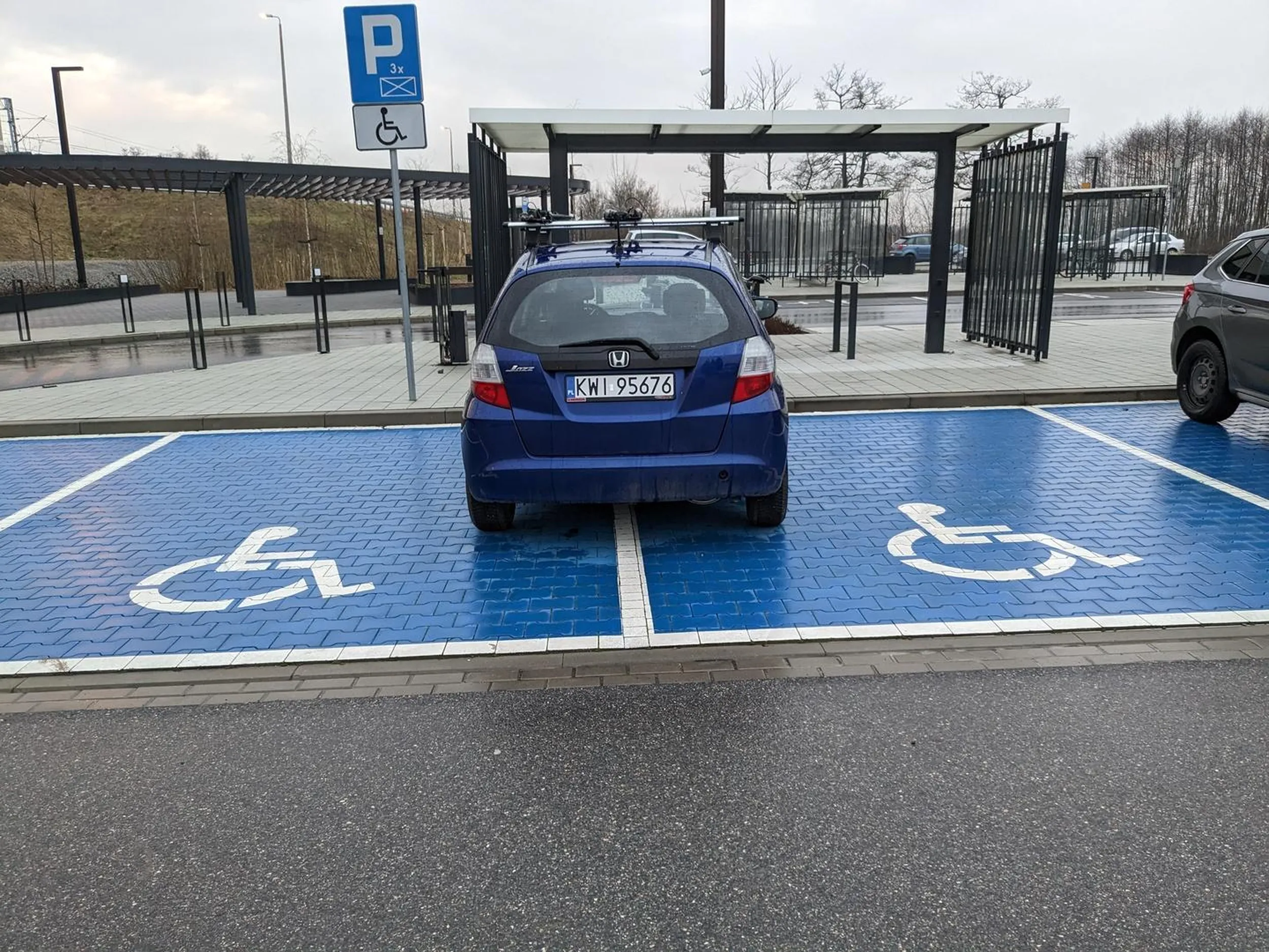 Blancika na postój na miejscu dla niepełnosprawnych brak.