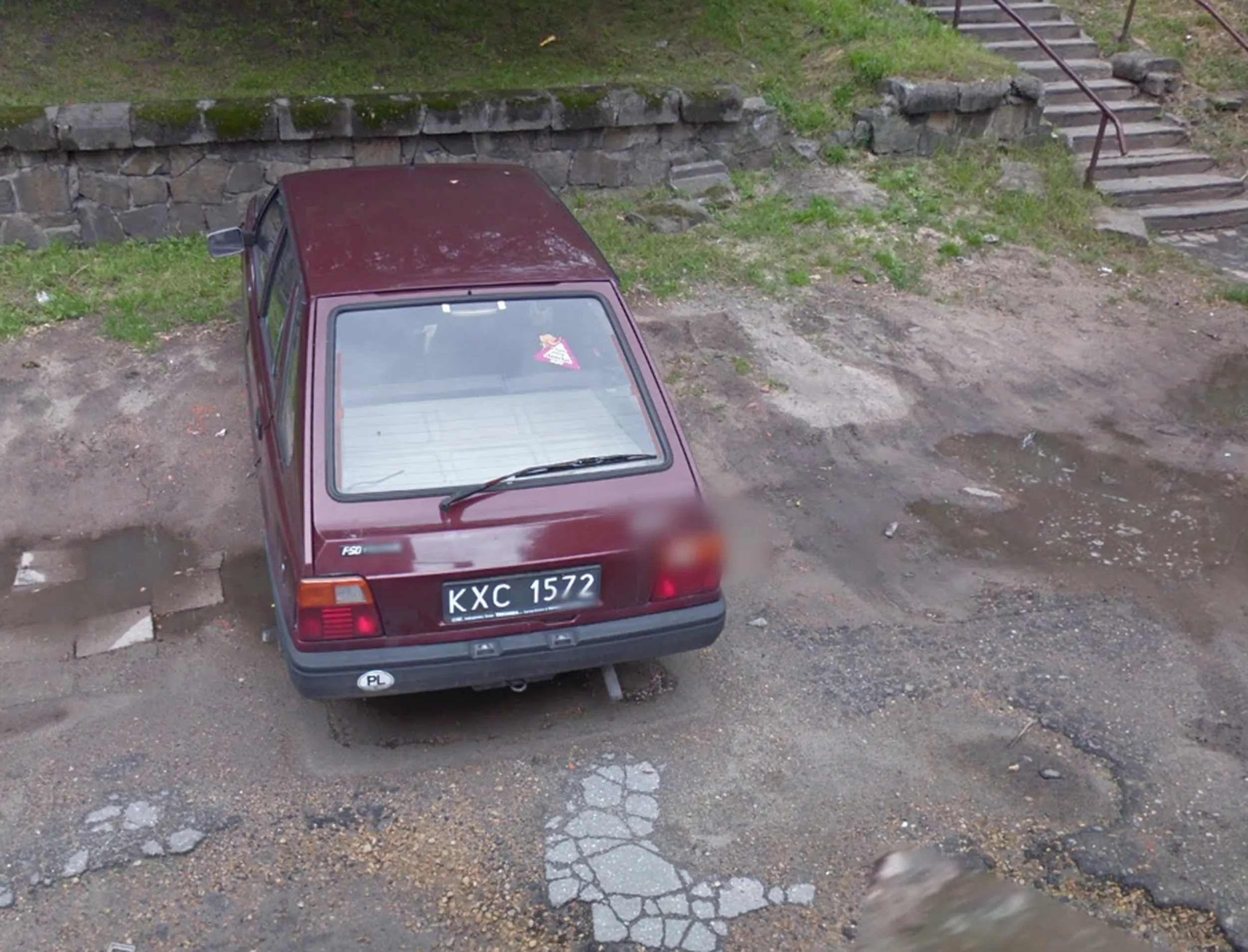 Polonez z cenzurą na kołach oraz na tylnej klapie bagażnika