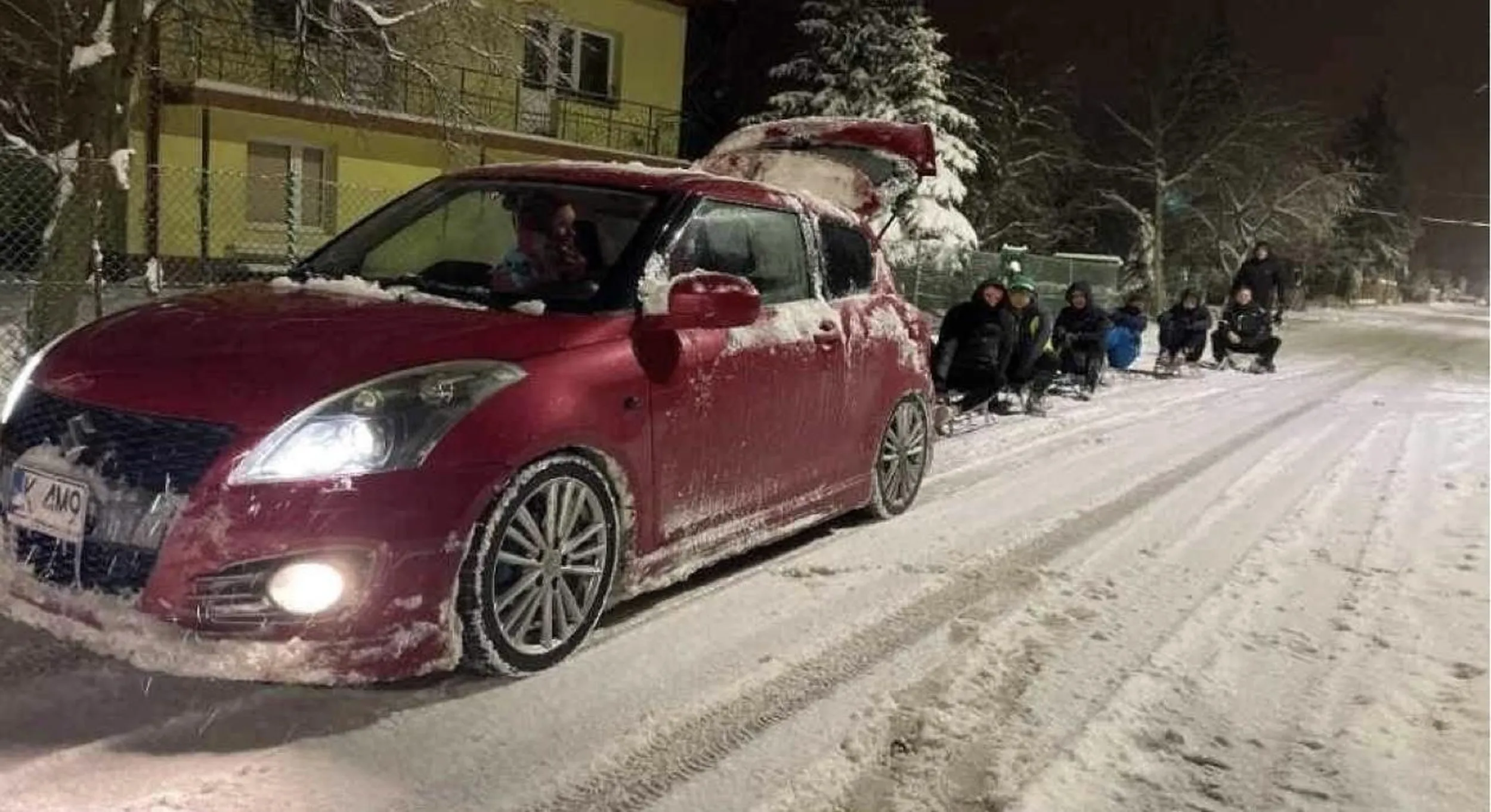Niebezpieczny kierowca, ciągnie ludzi liną na sankach, upala ostro i blokuje całą drogę
