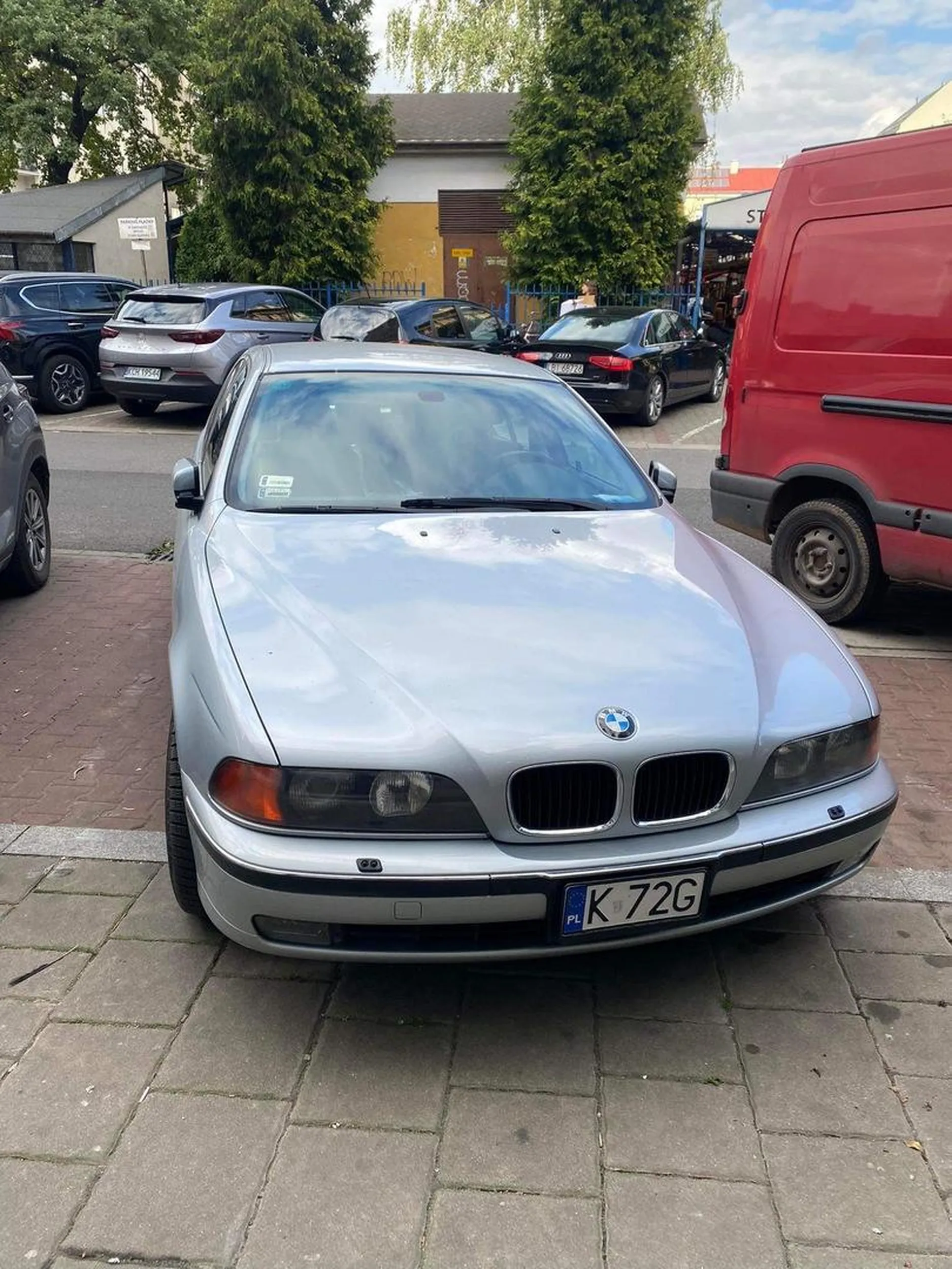 Kłóci się z innymi kierowcami i atakuje słownie, że dużo miejsca zajmują, a sama zajmuje jeszcze więcej. Szeroka, drąca się baba poszła na Kleparz. Jeszcze to orzeczenie, fizycznie pełnosprawna jedynie, może z głową coś nie tak. Nie psuj ludziom dnia i nie atakuj. To, ze masz smutne i nudne życie i musisz sobie podnieść adrenalinę to wiadomo, ale inni może nie chcą być twoimi ofiarami. Obrzydliwa kobieta z wyglądu i charakteru. Omijać szerokim łukiem i nie wdawać się w dyskusje pluje jadem.