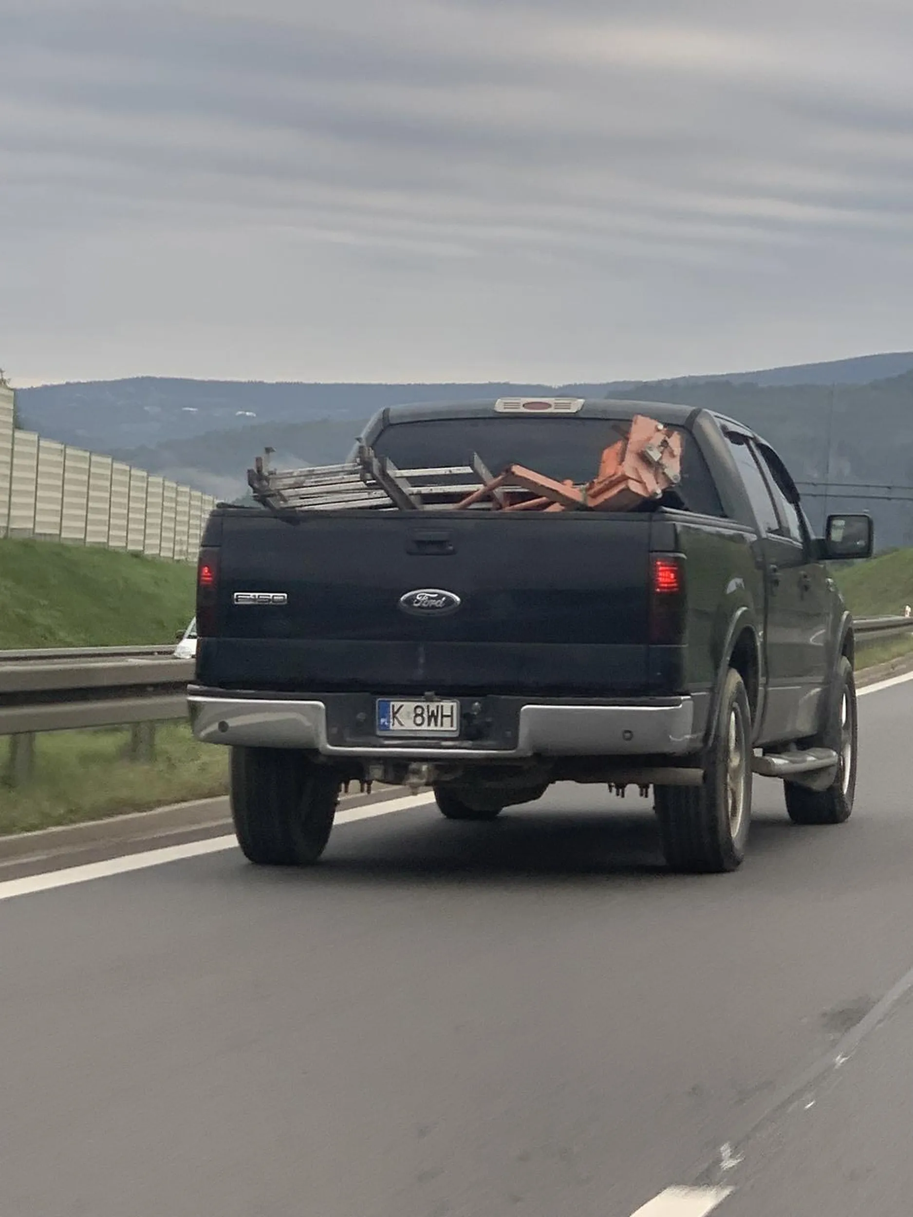 Gość chyba umył auto w zimnej wodzie i mi blachy skurczyło Po prawej stronie od blach wmontowana złączka na światła do przyczepki