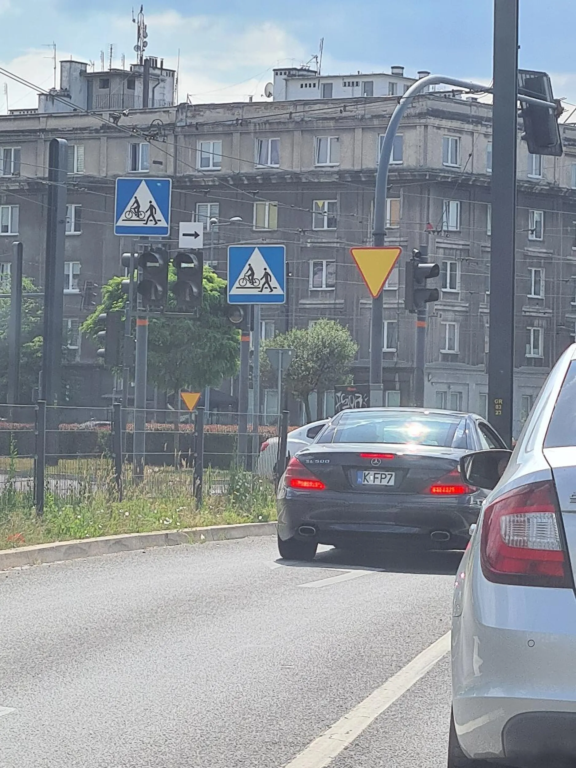 Kierowca jeździ niebezpiecznie i stwarza zagrożenie na drodze