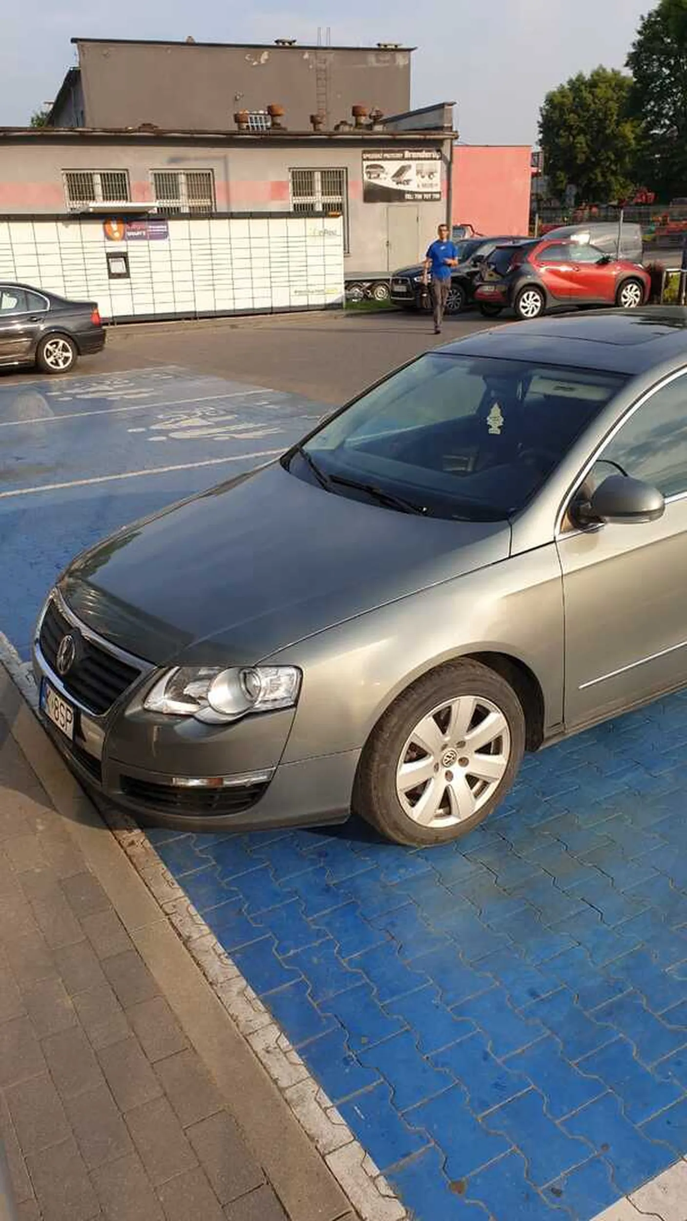 Kierowca lubi sobie skrócić drogę do sklepu parkując na miejscu dla niepełnosprawnych...