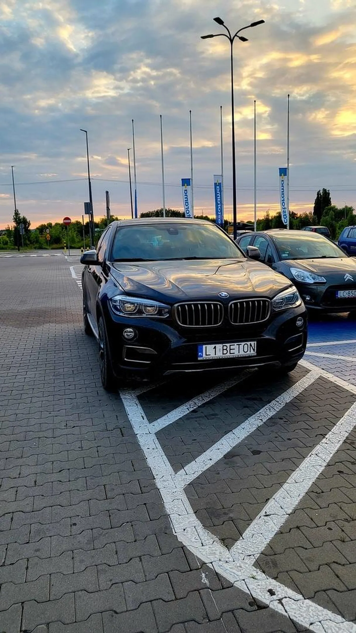 Czy te linie służą do parkowania ??? XD