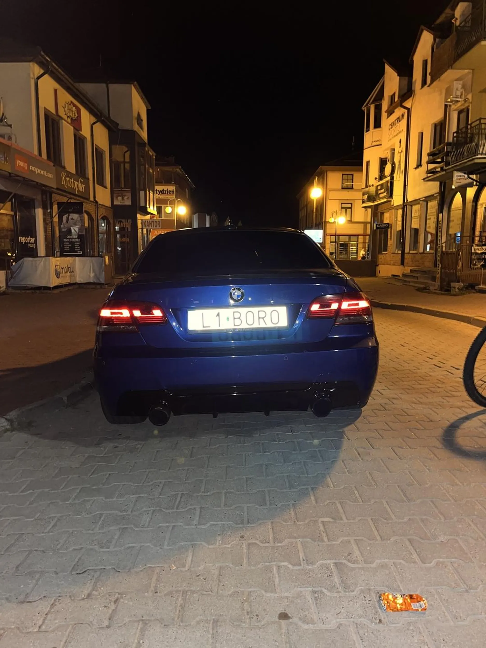 Nie polecam kierowcy, dopakowany gangster. Kiedy przez przypadek ujebalem mu gwizdek jakiś to kazał mi zapierdalac z koszulka i szorować całe auto. Po godzinie roboty nic mi za to nie zapłacił, dodatkowo wywiózł na drugi koniec miasta. Nie podchodzcie do niego jest groźny!!!