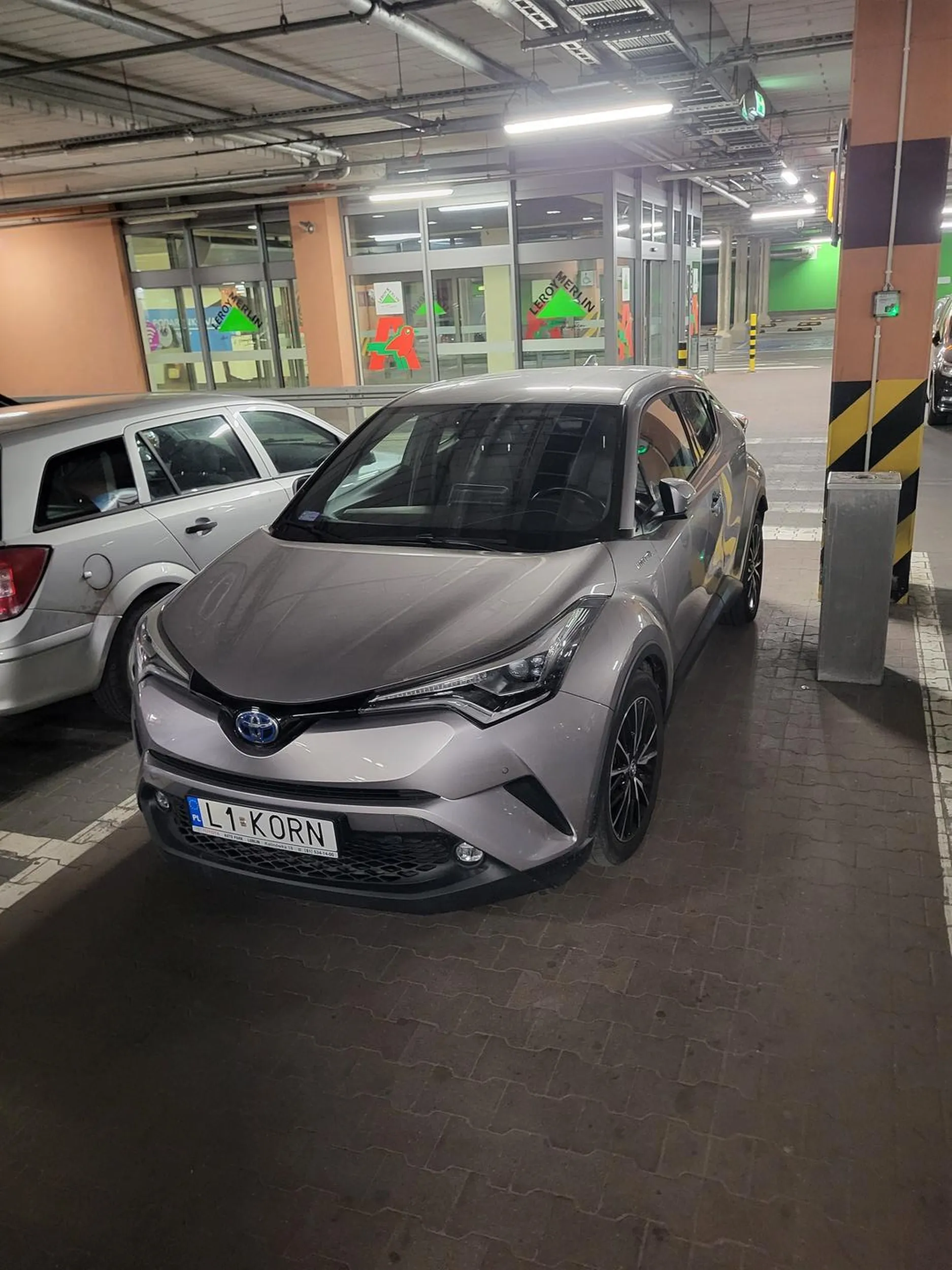 Lubi stać na przejściu dla pieszych